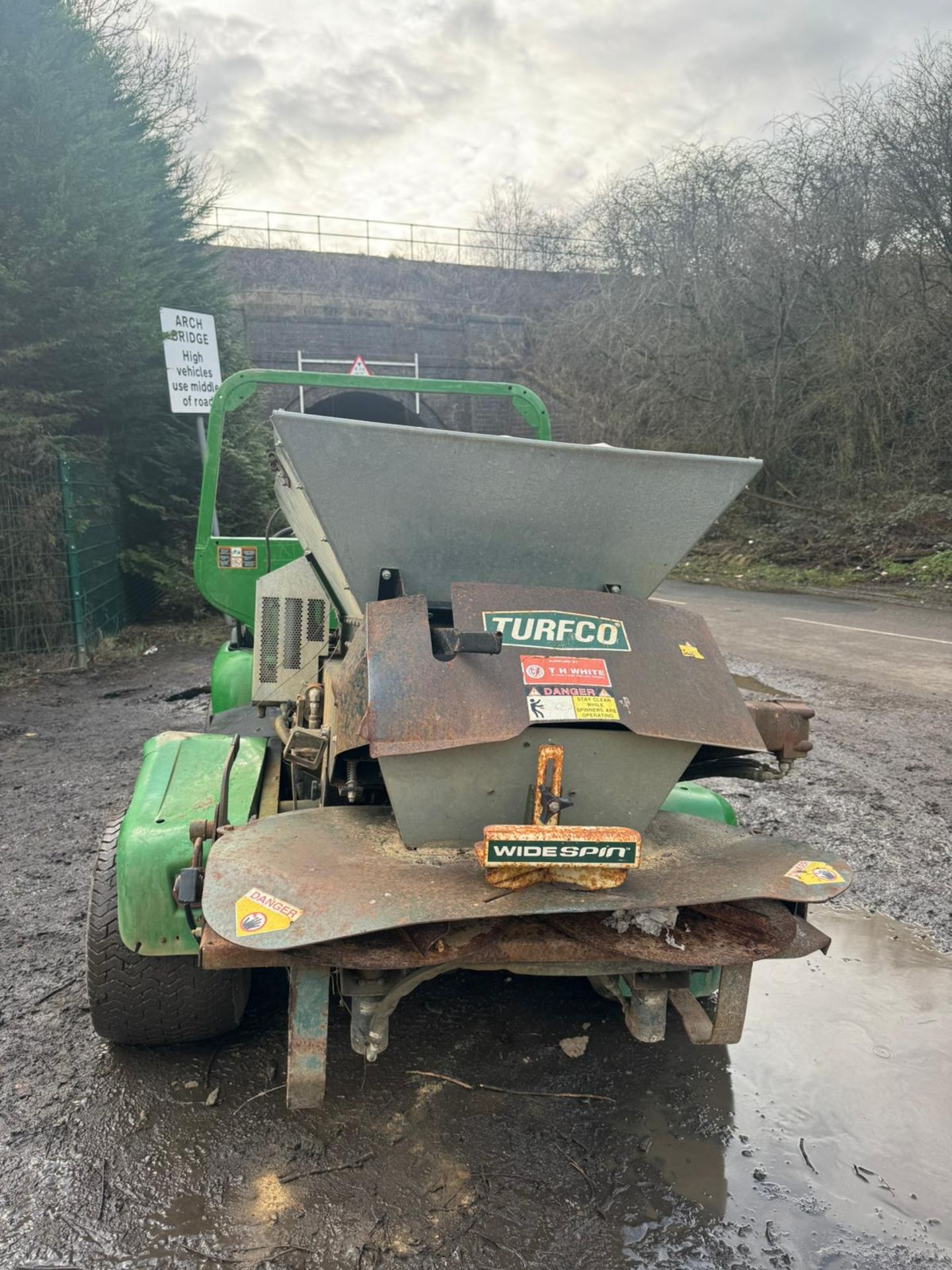 JOHN DEERE PRO GATOR WITH TOP DRESSER *PLUS VAT* - Image 7 of 8