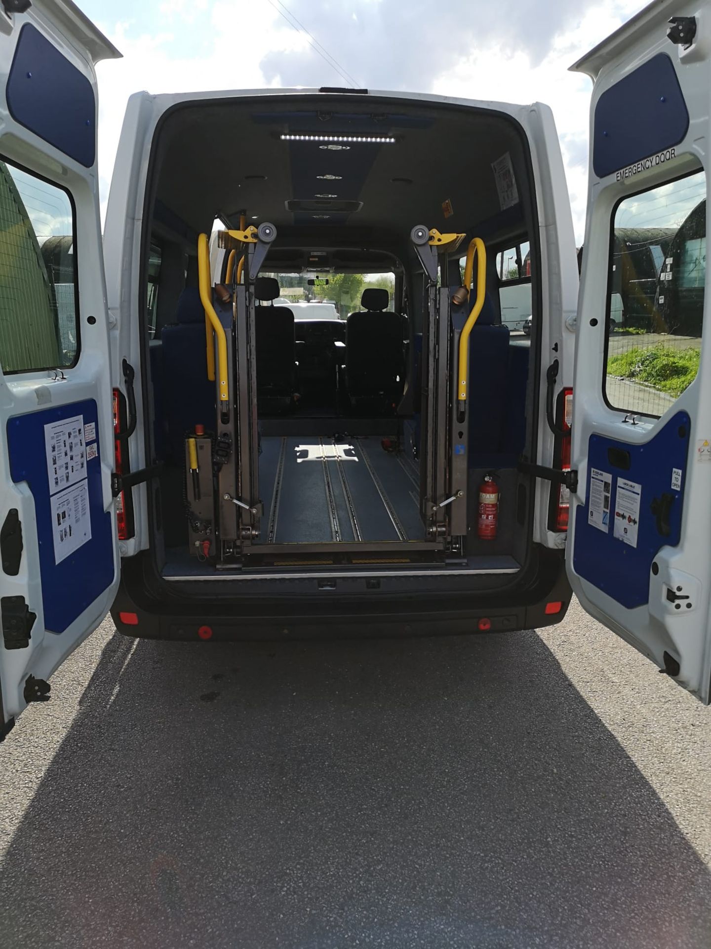2015/15 REG RENAULT MASTER LM35 DCI 100 2.2 DIESEL MANUAL VAN WITH DISABLED RAMP REAR ACCESS *NO VAT - Image 9 of 20