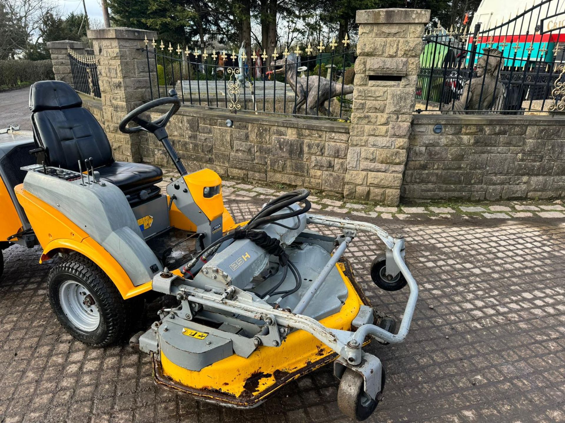 2008 STIGA TITAN 26H 4WD DIESEL OUTFRONT RIDE ON MOWER *PLUS VAT* - Bild 2 aus 13