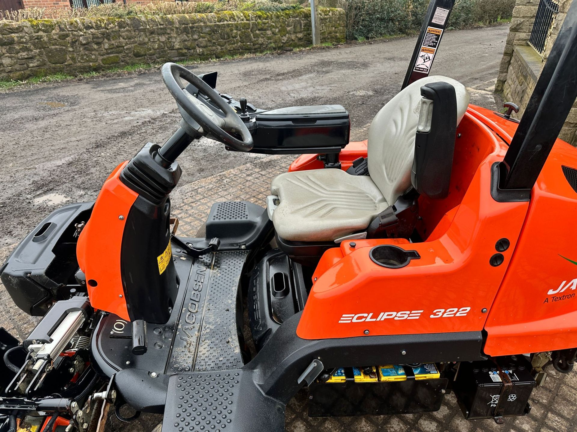 2017 JACOBSEN ECLIPSE 322 3WD HYBRID 3 GANG CYLINDER MOWER WITH GRASS BOXES *PLUS VAT* - Image 12 of 16