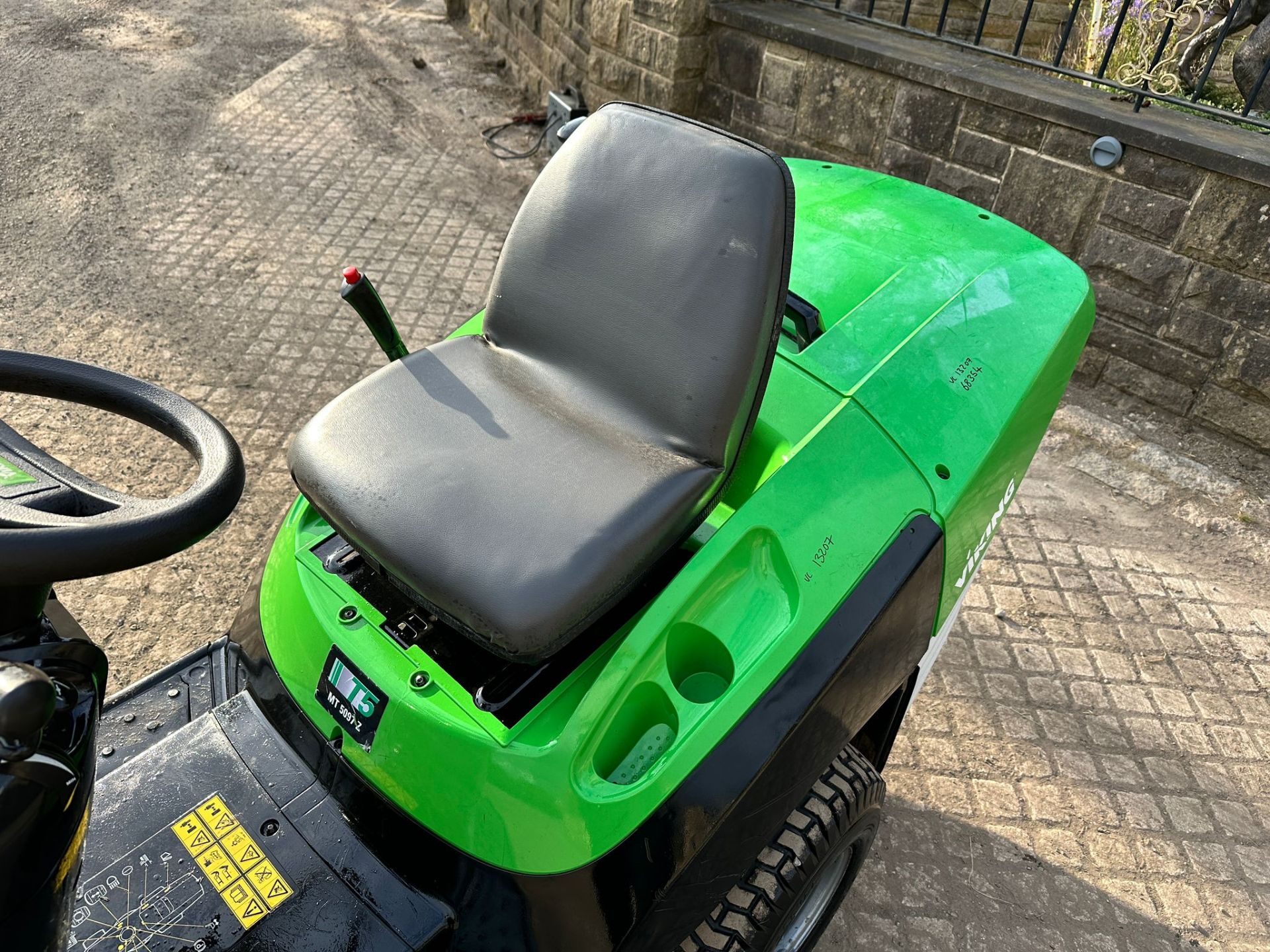 2012 VIKING MT5097Z RIDE ON MOWER WITH REAR COLLECTOR *PLUS VAT* - Image 8 of 9
