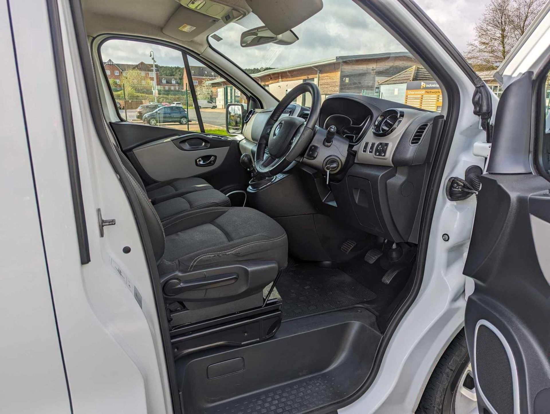 2017/17 REG RENAULT TRAFIC LL29 SPORT ENERGY DCI 1.6 DIESEL 9 SEATER VAN, SHOWING 1 FORMER KEEPER - Image 17 of 24