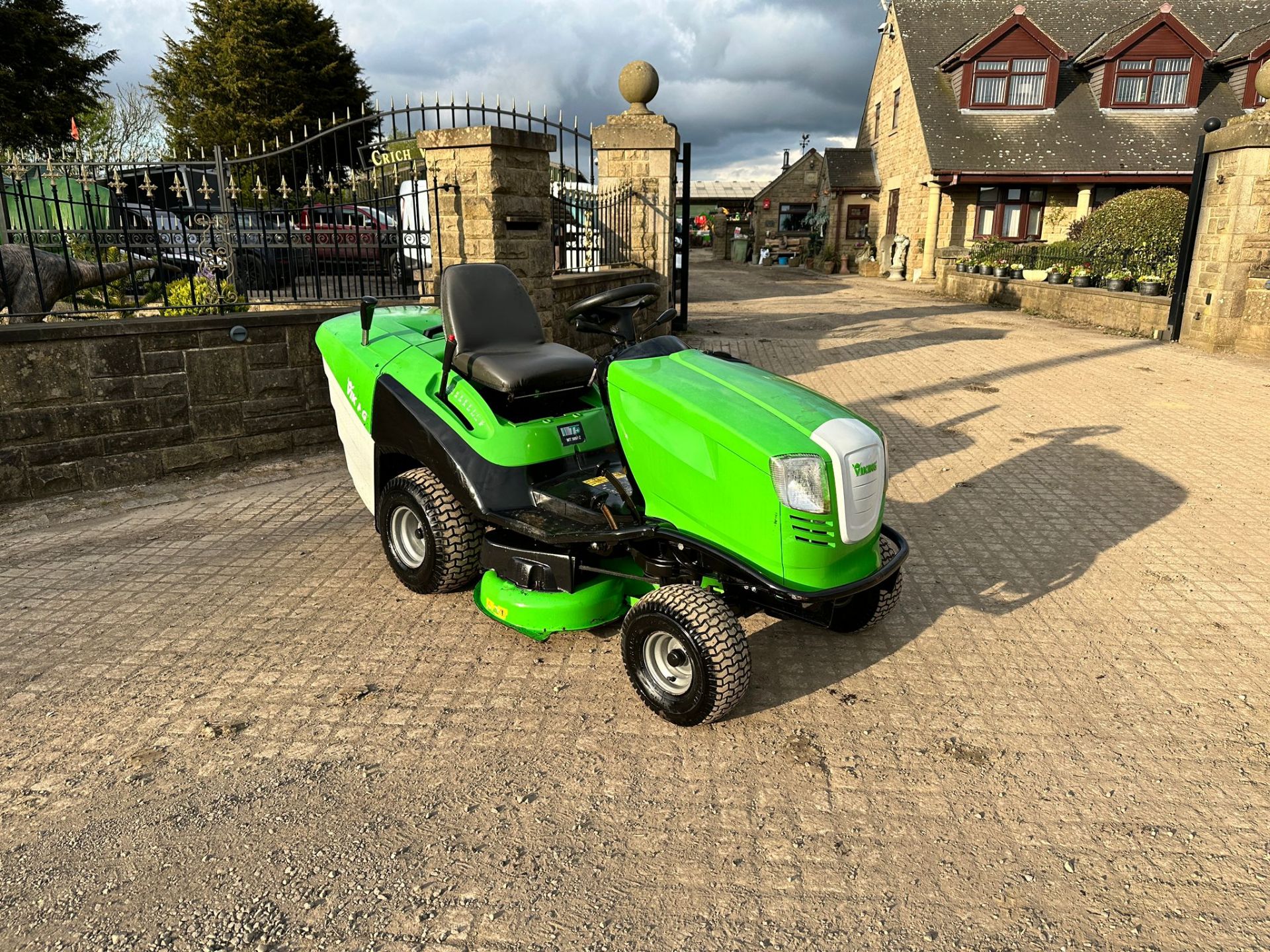 2012 VIKING MT5097Z RIDE ON MOWER WITH REAR COLLECTOR *PLUS VAT*