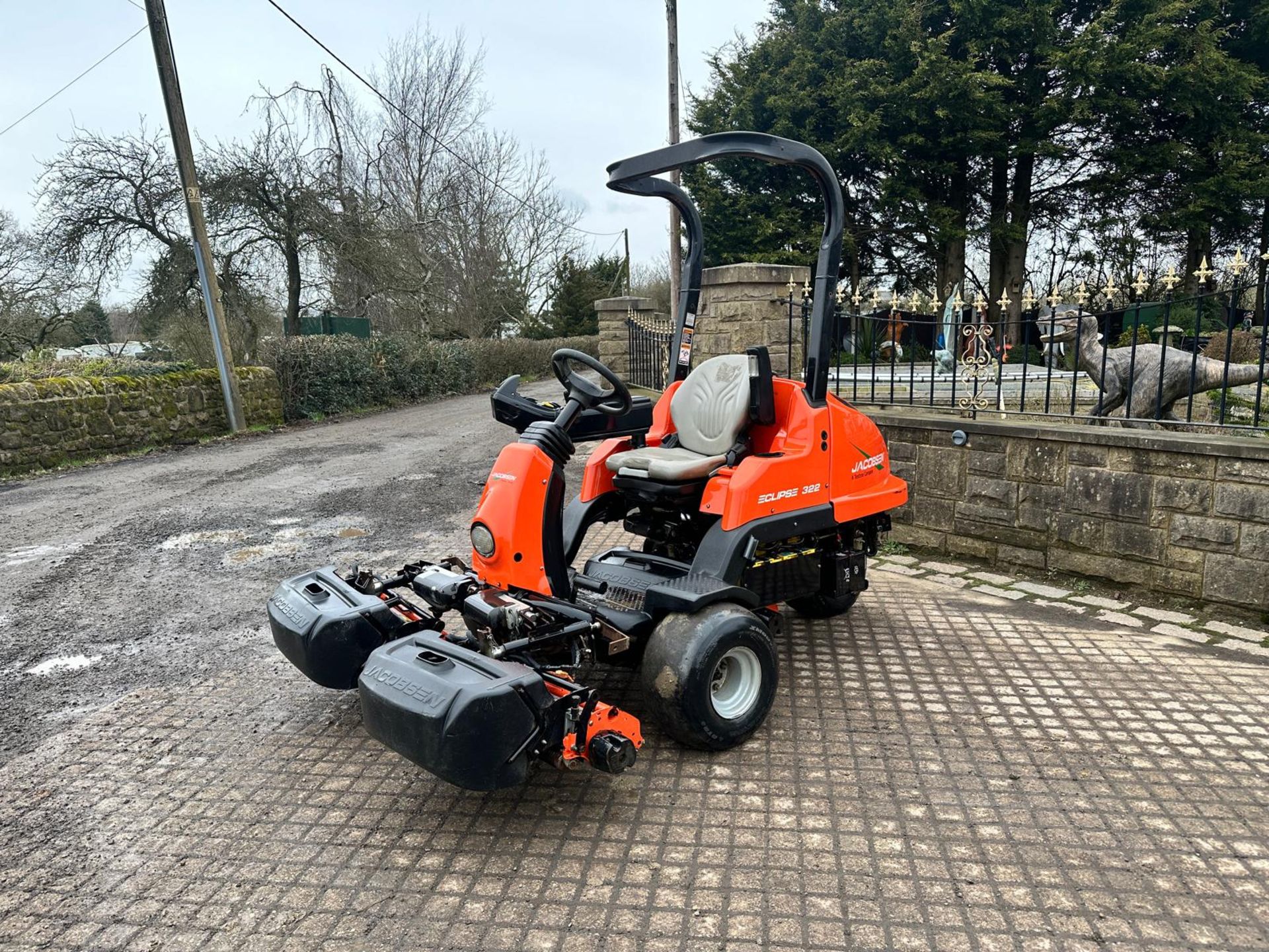 2017 JACOBSEN ECLIPSE 322 3WD HYBRID 3 GANG CYLINDER MOWER WITH GRASS BOXES *PLUS VAT* - Image 3 of 16
