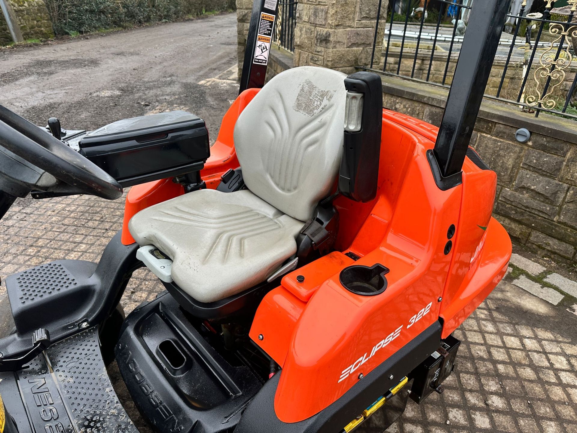 2017 JACOBSEN ECLIPSE 322 3WD HYBRID 3 GANG CYLINDER MOWER WITH GRASS BOXES *PLUS VAT* - Image 11 of 16
