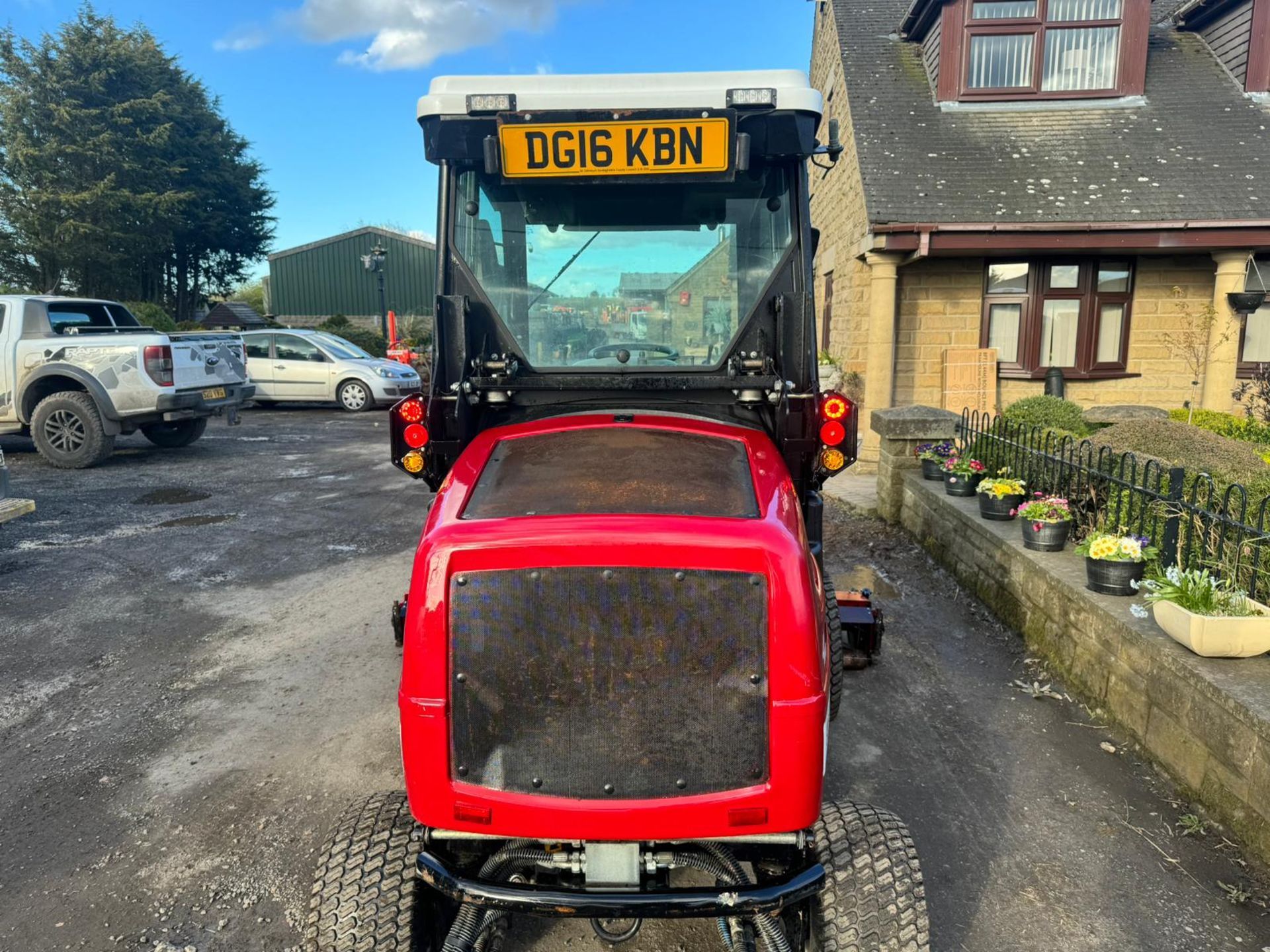 2016 TORO LT3340 4WD 3 GANG RIDE ON CYLINDER MOWER WITH CAB AND AIR CON *PLUS VAT* - Image 10 of 18