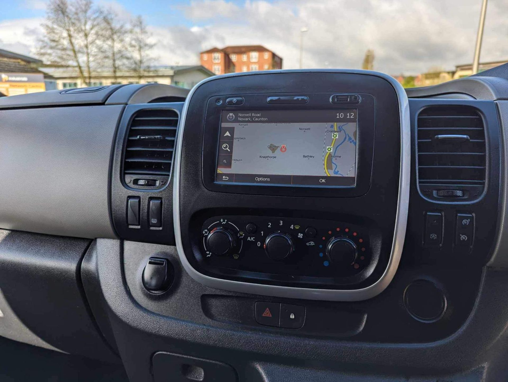 2017/17 REG RENAULT TRAFIC LL29 SPORT ENERGY DCI 1.6 DIESEL 9 SEATER VAN, SHOWING 1 FORMER KEEPER - Image 21 of 24