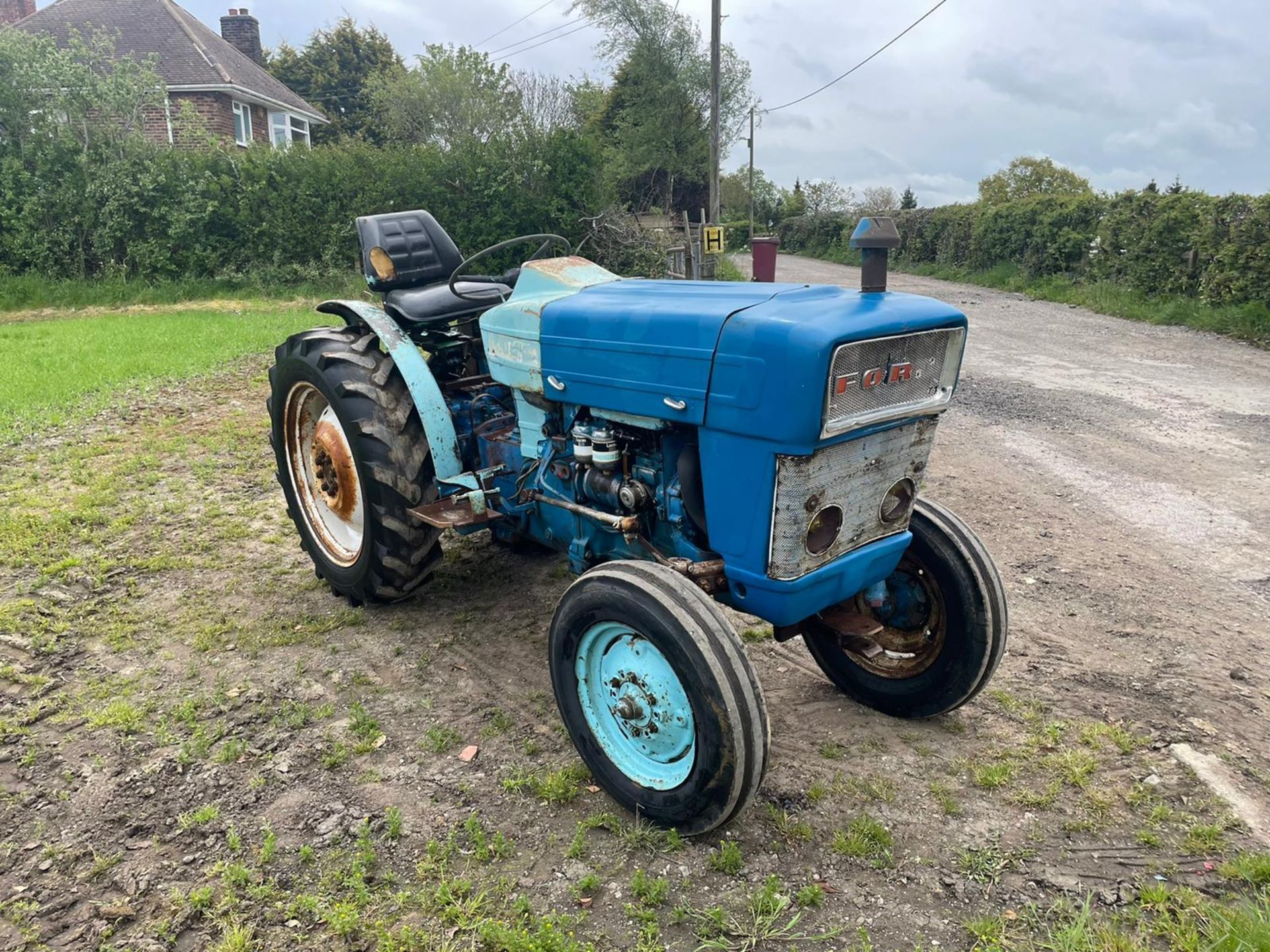 VINTAGE FORD 3000 VINYARD TRACTOR, RUNS DRIVES AND WORKS, ALL GEARS WORK *PLUS VAT* - Image 2 of 10