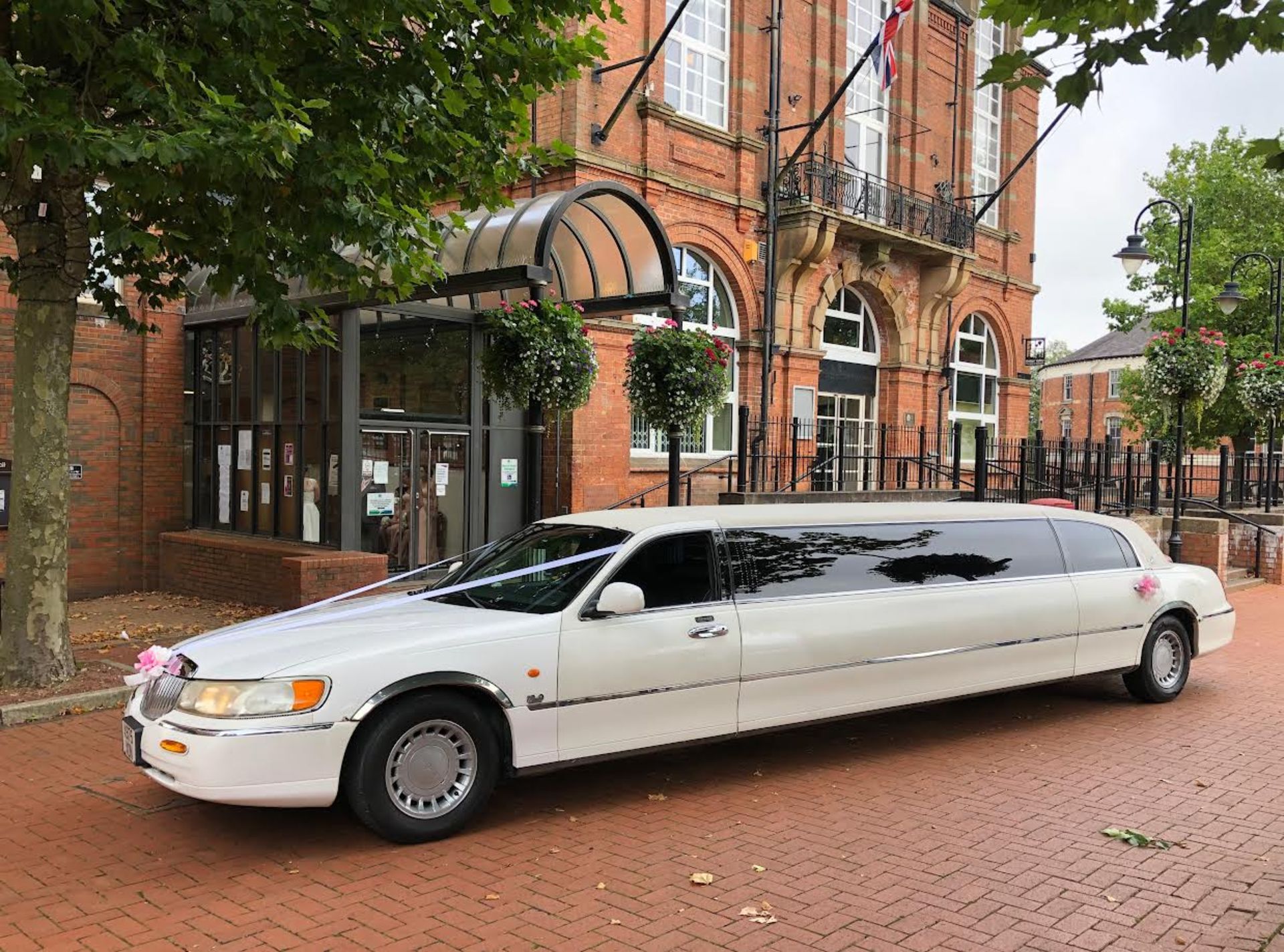 2001 LINCOLN TOWN CAR AUTO WHITE 10 SEATER LIMOUSINE WEDDING CAR *NO VAT* - Image 2 of 17