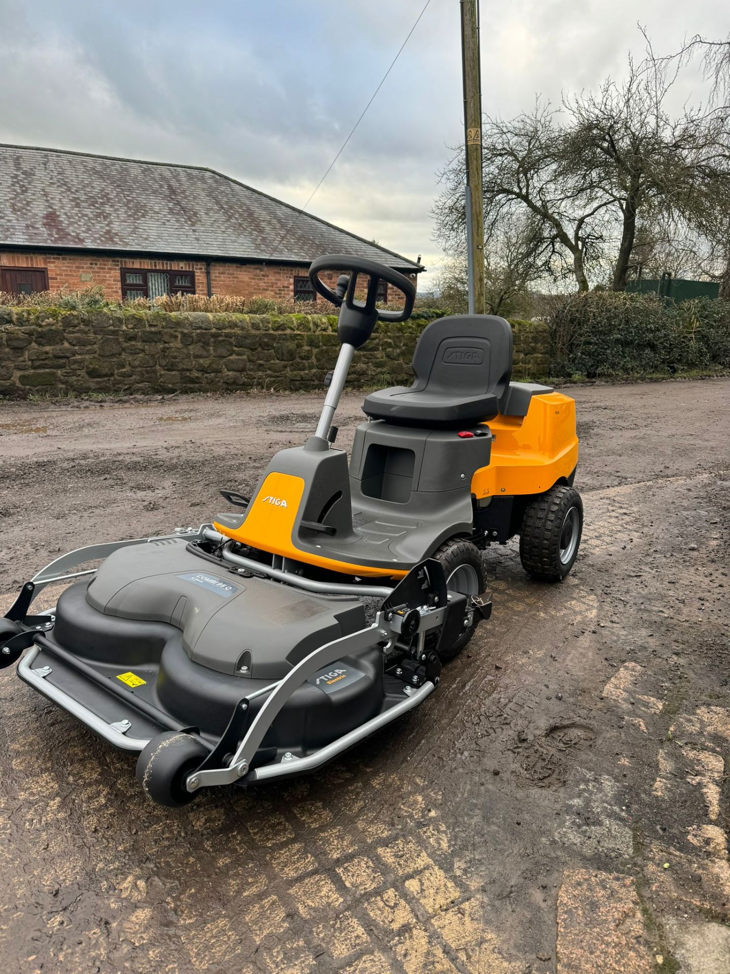 NEW/UNUSED STIGA ESSENTIAL PARK 300 RIDE ON LAWN MOWER *PLUS VAT* - Image 7 of 18