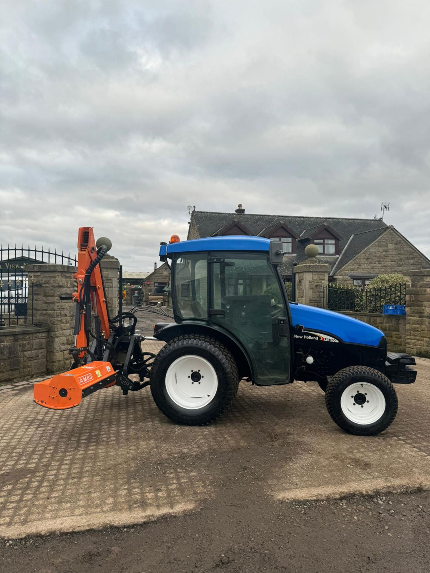 NEW HOLLAND TCE50 COMPACT TRACTOR WITH HEDGE CUTTER 50 HP TRACTOR *PLUS VAT* - Image 4 of 26