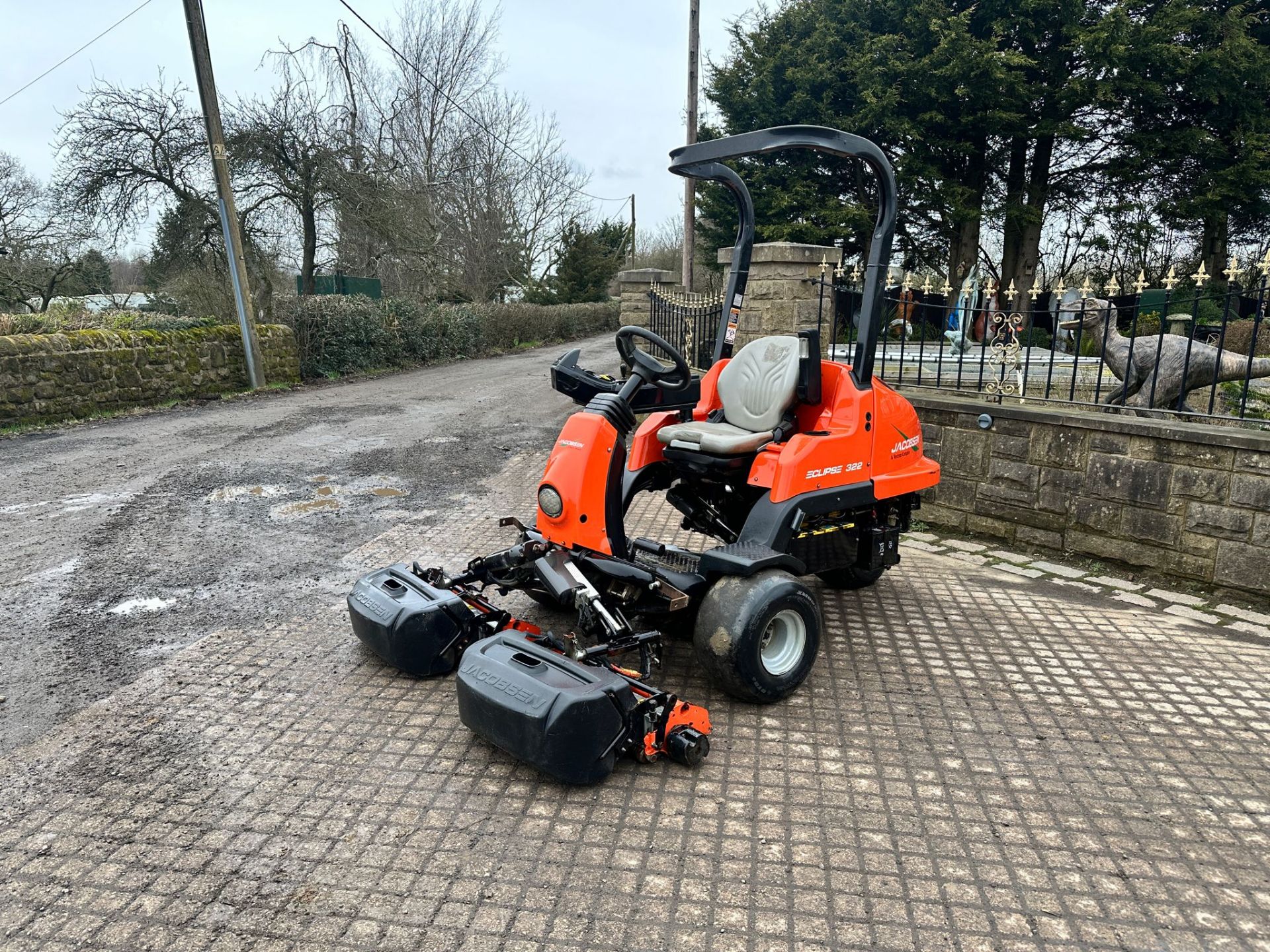 2017 JACOBSEN ECLIPSE 322 3WD HYBRID 3 GANG CYLINDER MOWER WITH GRASS BOXES *PLUS VAT* - Image 4 of 16