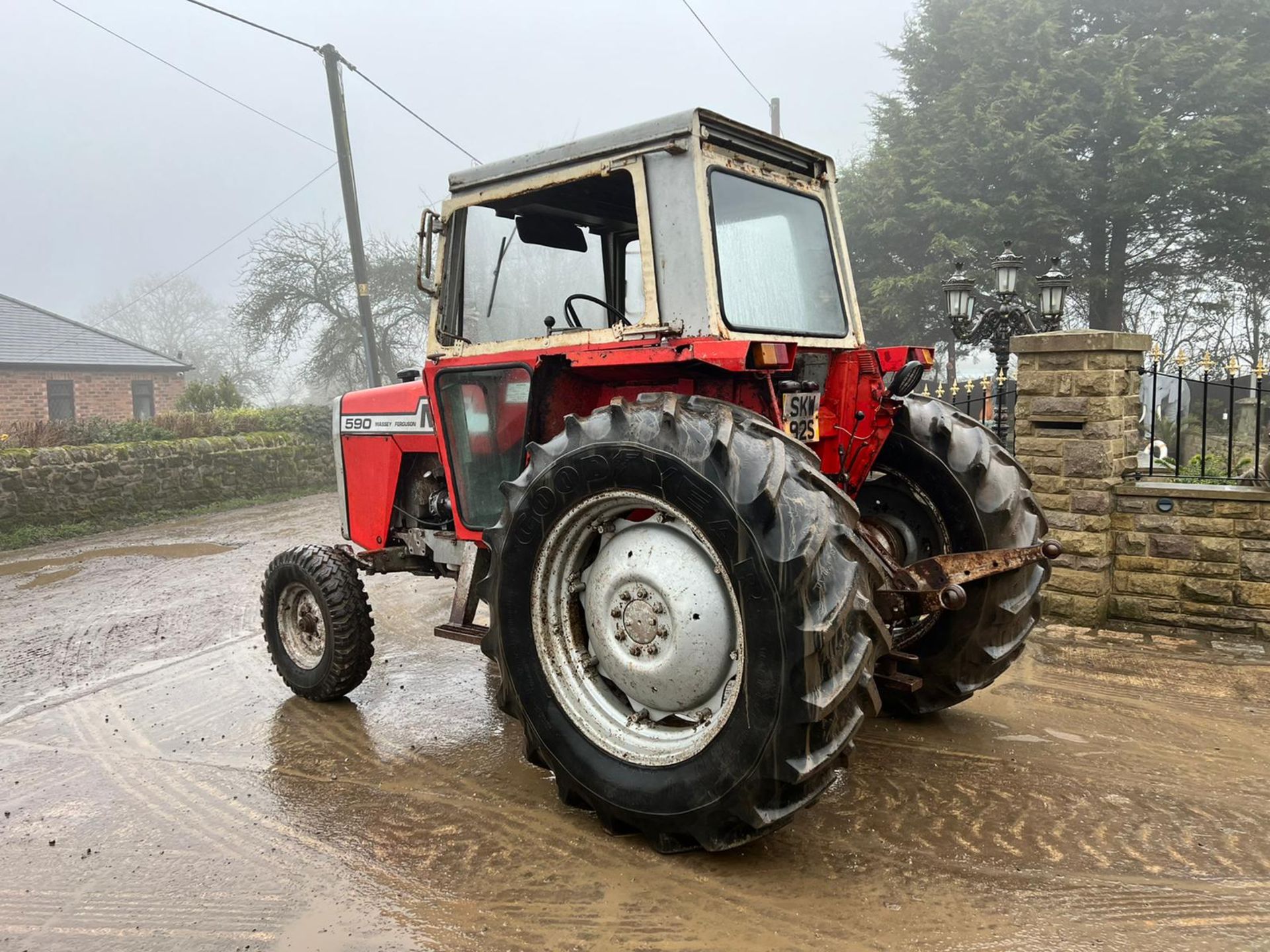 MASSEY FERGUSON 590 75hp TRACTOR, RUNS AND DRIVES, ROAD REGISTERED, CABBED, 2 SPOOLS - Image 4 of 13