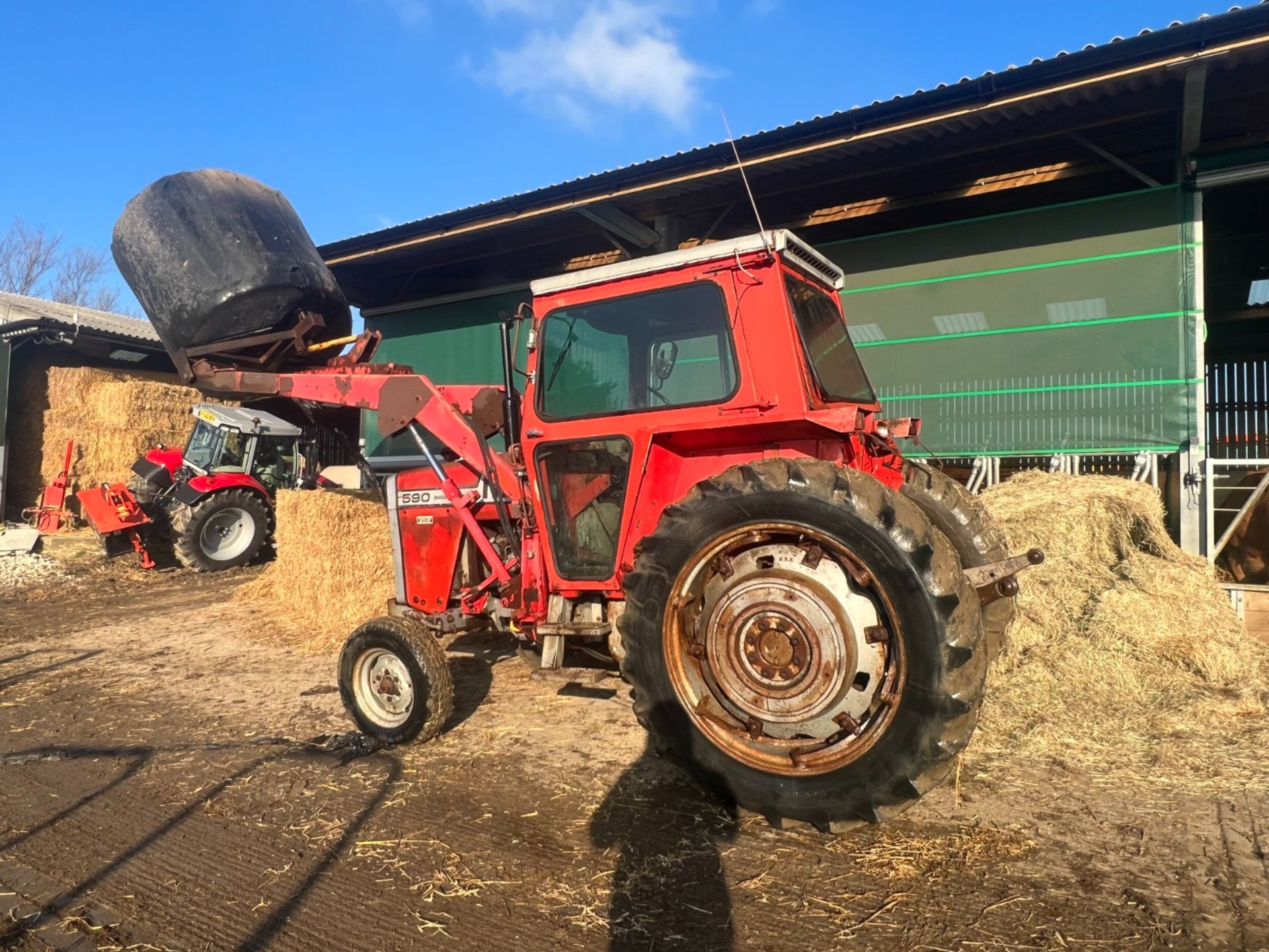 MASSEY FERGUSON 590 TRACTOR WITH FRONT LOADER AND BALE SPIKE *PLUS VAT* - Image 3 of 8