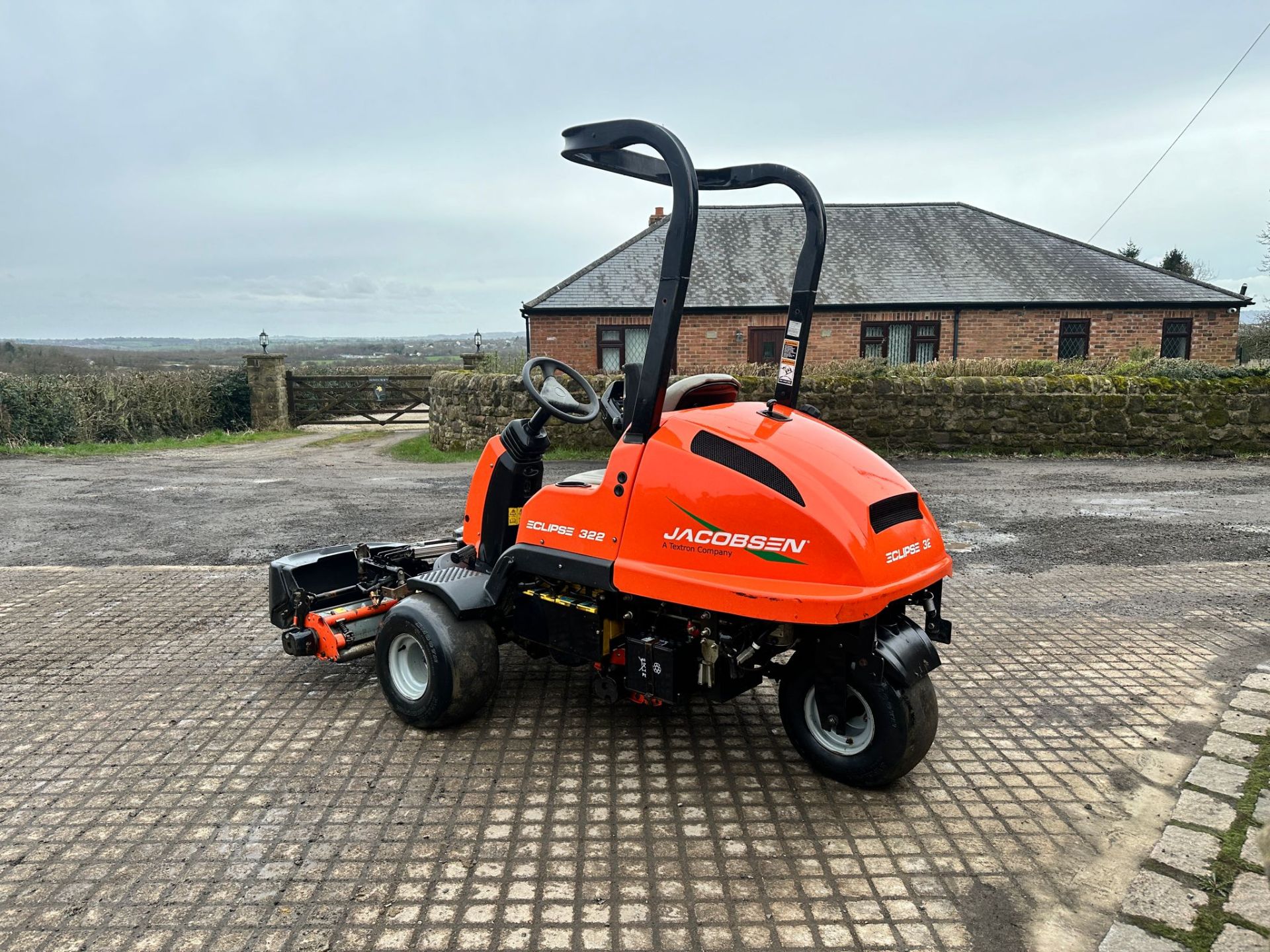 2017 JACOBSEN ECLIPSE 322 3WD HYBRID 3 GANG CYLINDER MOWER WITH GRASS BOXES *PLUS VAT* - Image 5 of 16