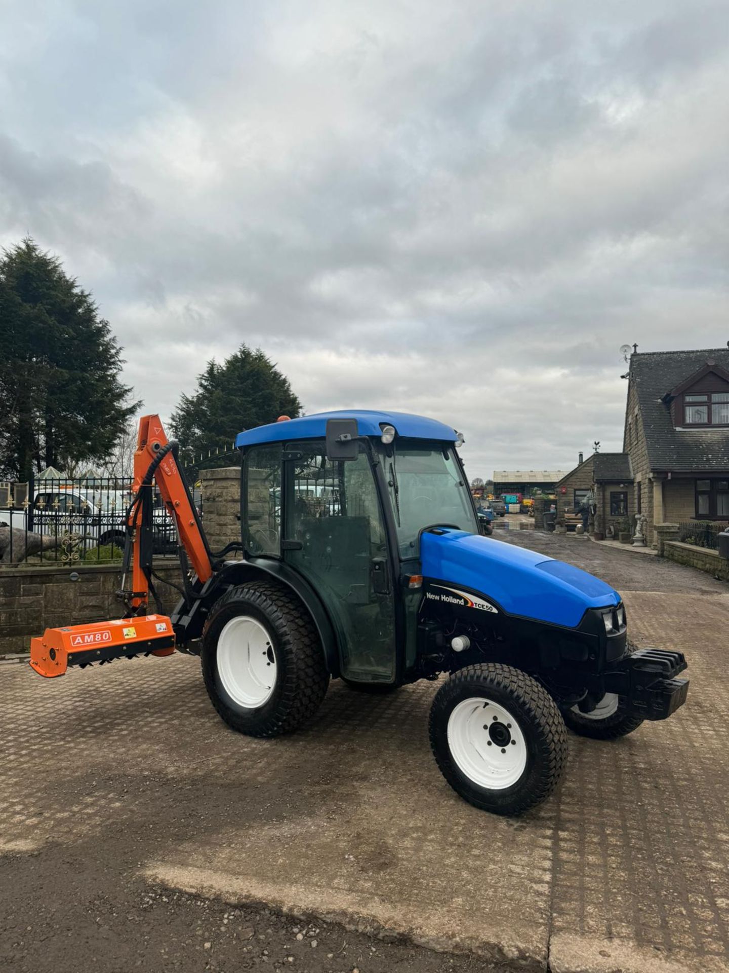 NEW HOLLAND TCE50 COMPACT TRACTOR WITH HEDGE CUTTER 50 HP TRACTOR *PLUS VAT* - Image 2 of 26