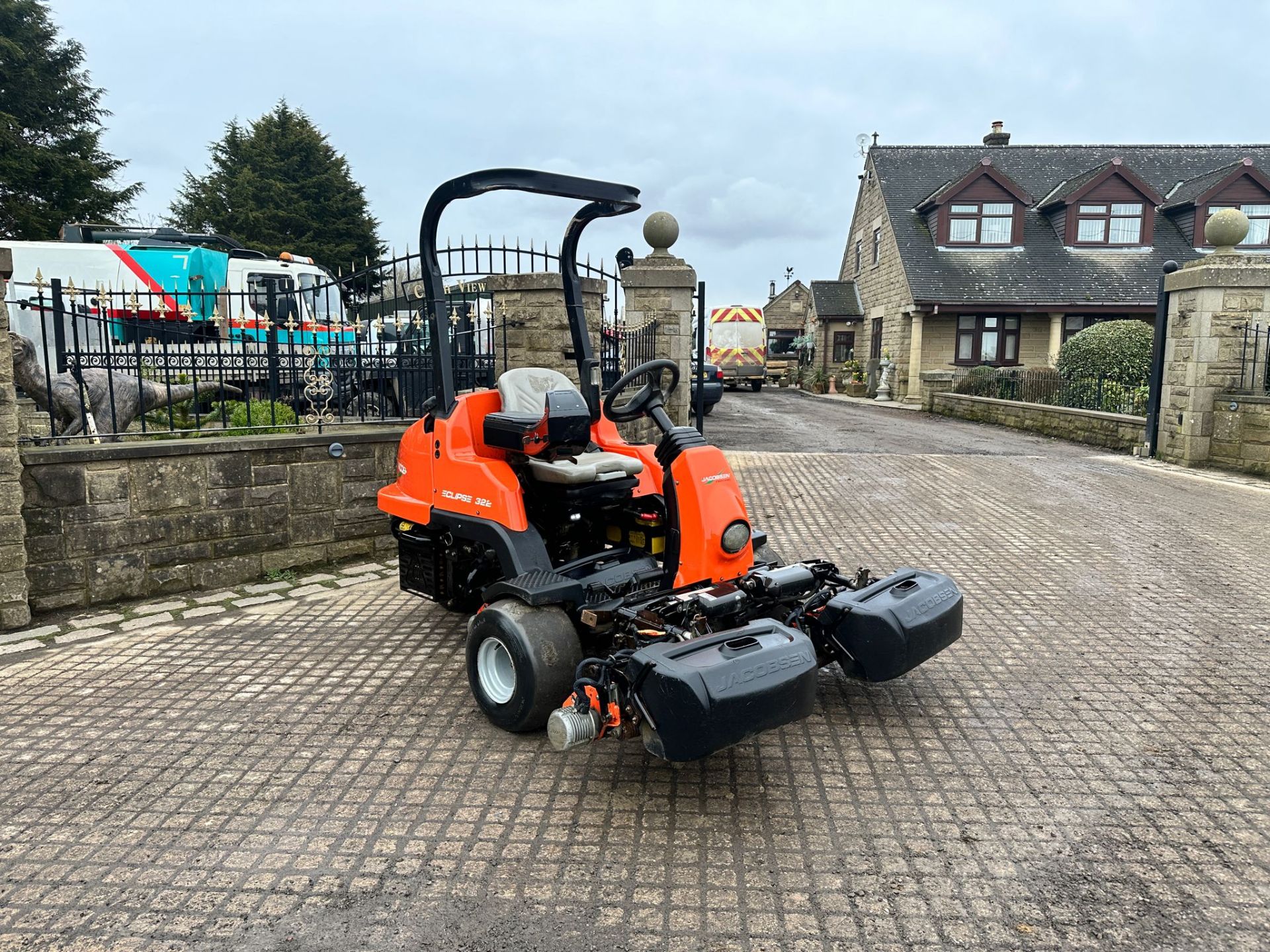 2017 JACOBSEN ECLIPSE 322 3WD HYBRID 3 GANG CYLINDER MOWER WITH GRASS BOXES *PLUS VAT* - Image 2 of 16