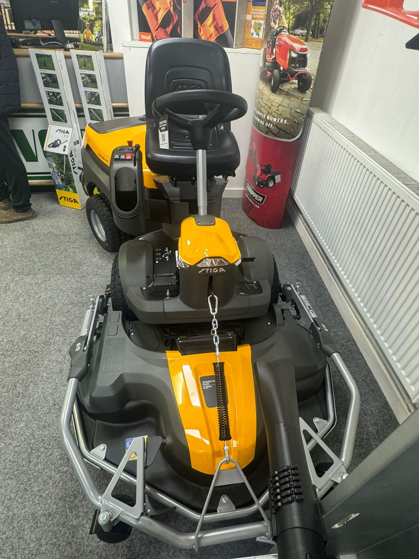 NEW/UNUSED STIGA PARK 700 WX RIDE ON LAWN MOWER 4X4 OUT FRONT *PLUS VAT* - Image 3 of 16