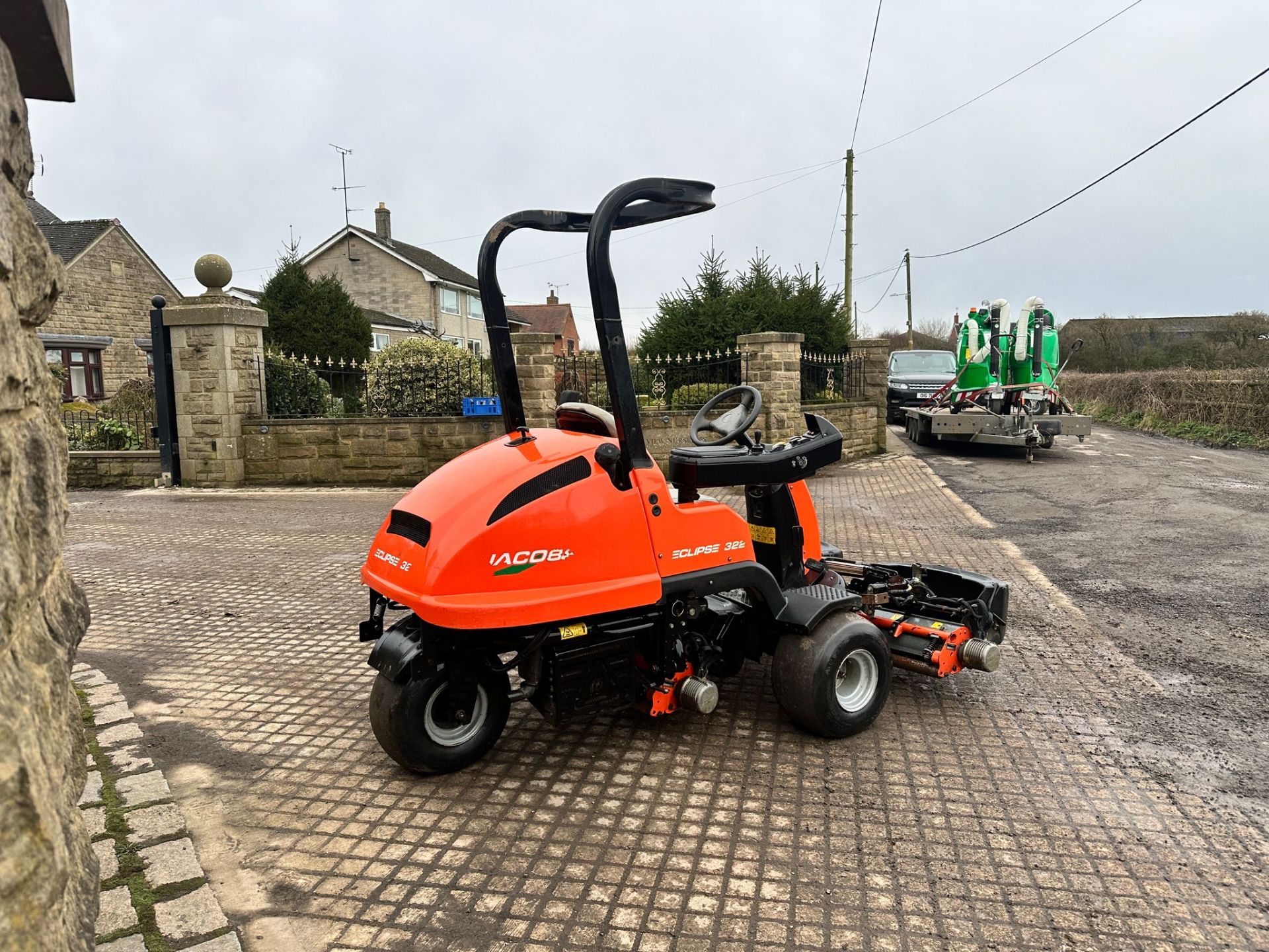 2017 JACOBSEN ECLIPSE 322 3WD HYBRID 3 GANG CYLINDER MOWER WITH GRASS BOXES *PLUS VAT* - Image 6 of 16