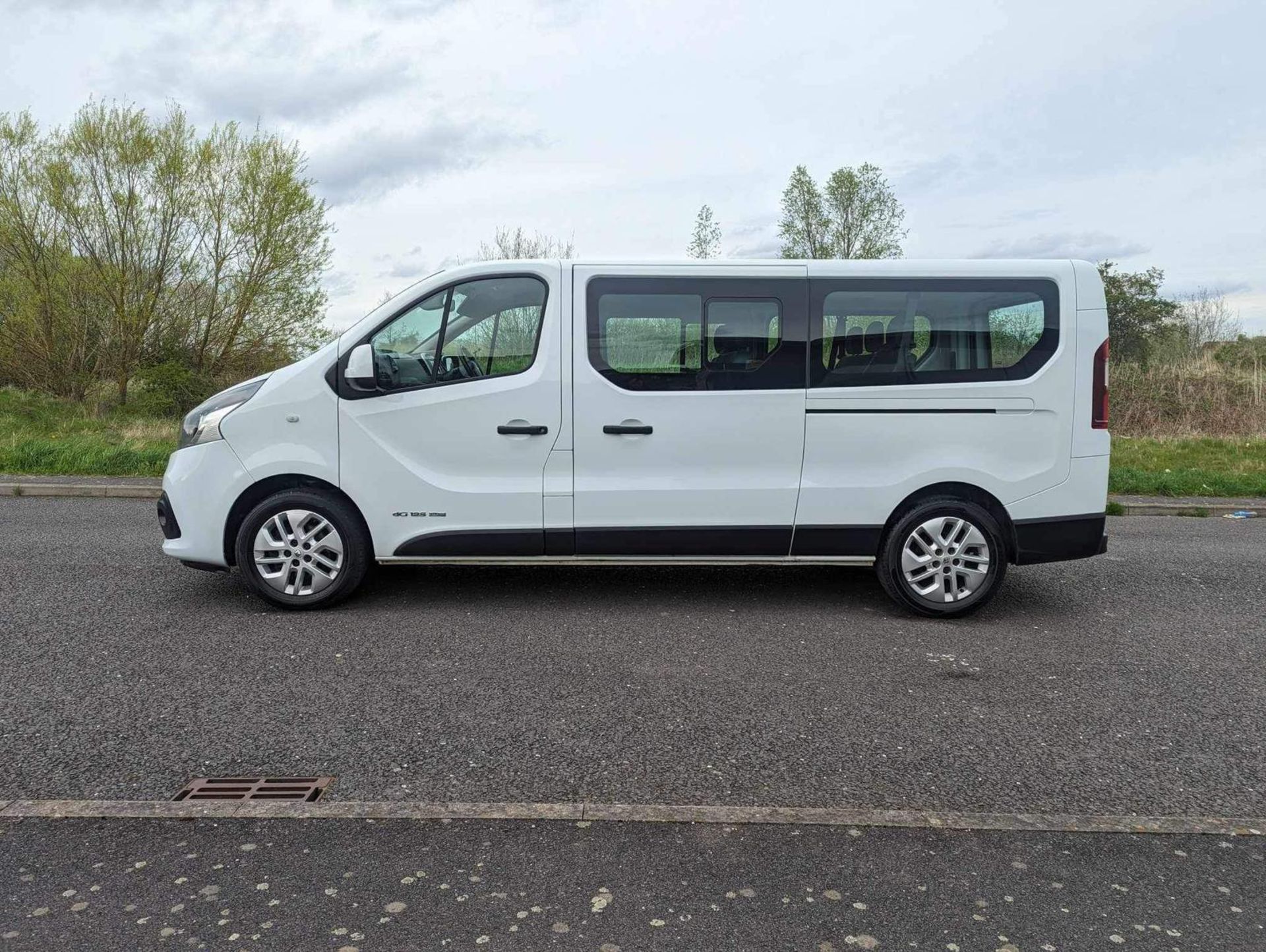 2017/17 REG RENAULT TRAFIC LL29 SPORT ENERGY DCI 1.6 DIESEL 9 SEATER VAN, SHOWING 1 FORMER KEEPER - Image 6 of 24