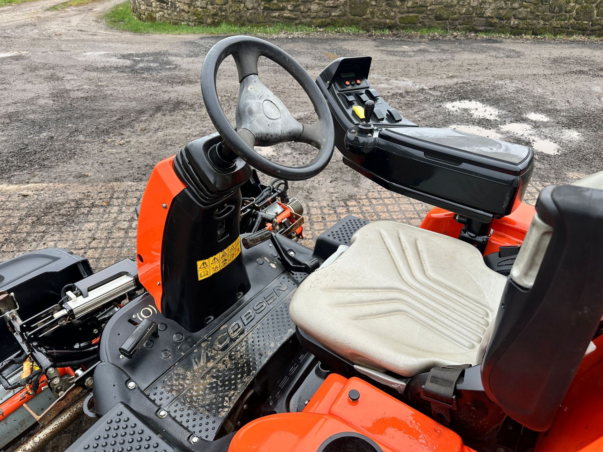 2017 JACOBSEN ECLIPSE 322 3WD HYBRID 3 GANG CYLINDER MOWER WITH GRASS BOXES *PLUS VAT* - Image 13 of 16