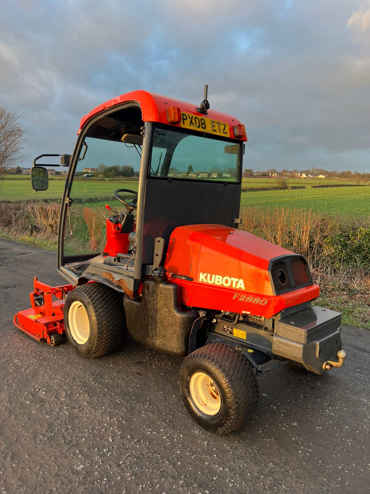 KUBOTA F2880 OUT FRONT RIDE ON LAWN MOWER WITH CAB - Image 9 of 11