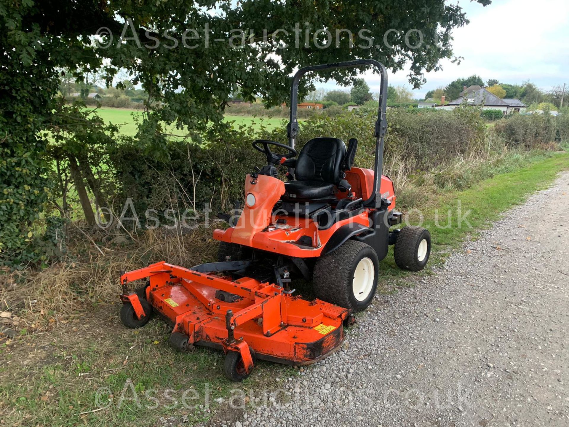 KUBOTA F2880 DIESEL RIDE ON MOWER, RUNS DRIVES AND CUTS, SHOWING A LOW 2640 HOURS *PLUS VAT* - Bild 3 aus 10