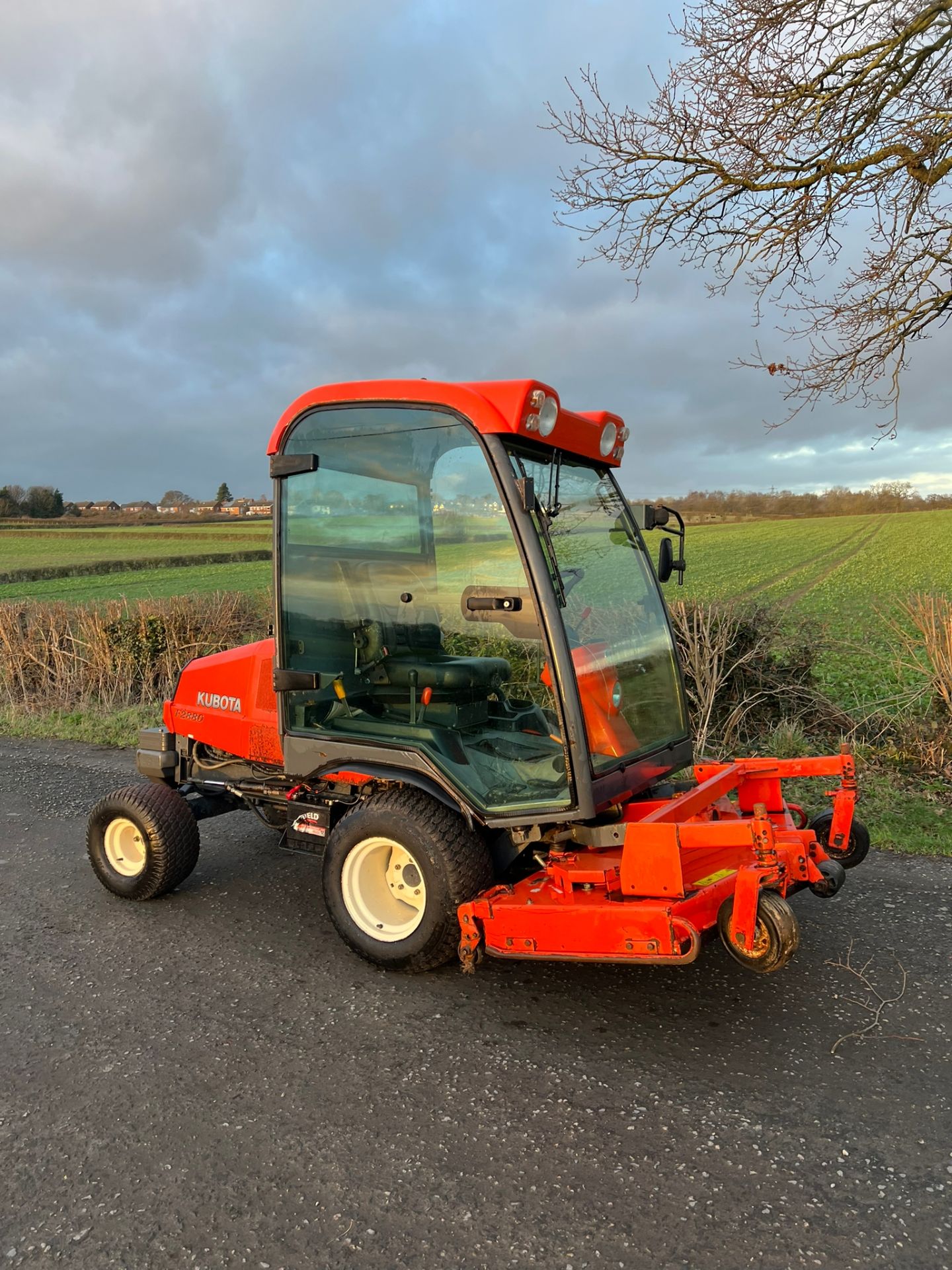 KUBOTA F2880 OUT FRONT RIDE ON LAWN MOWER WITH CAB - Image 6 of 11