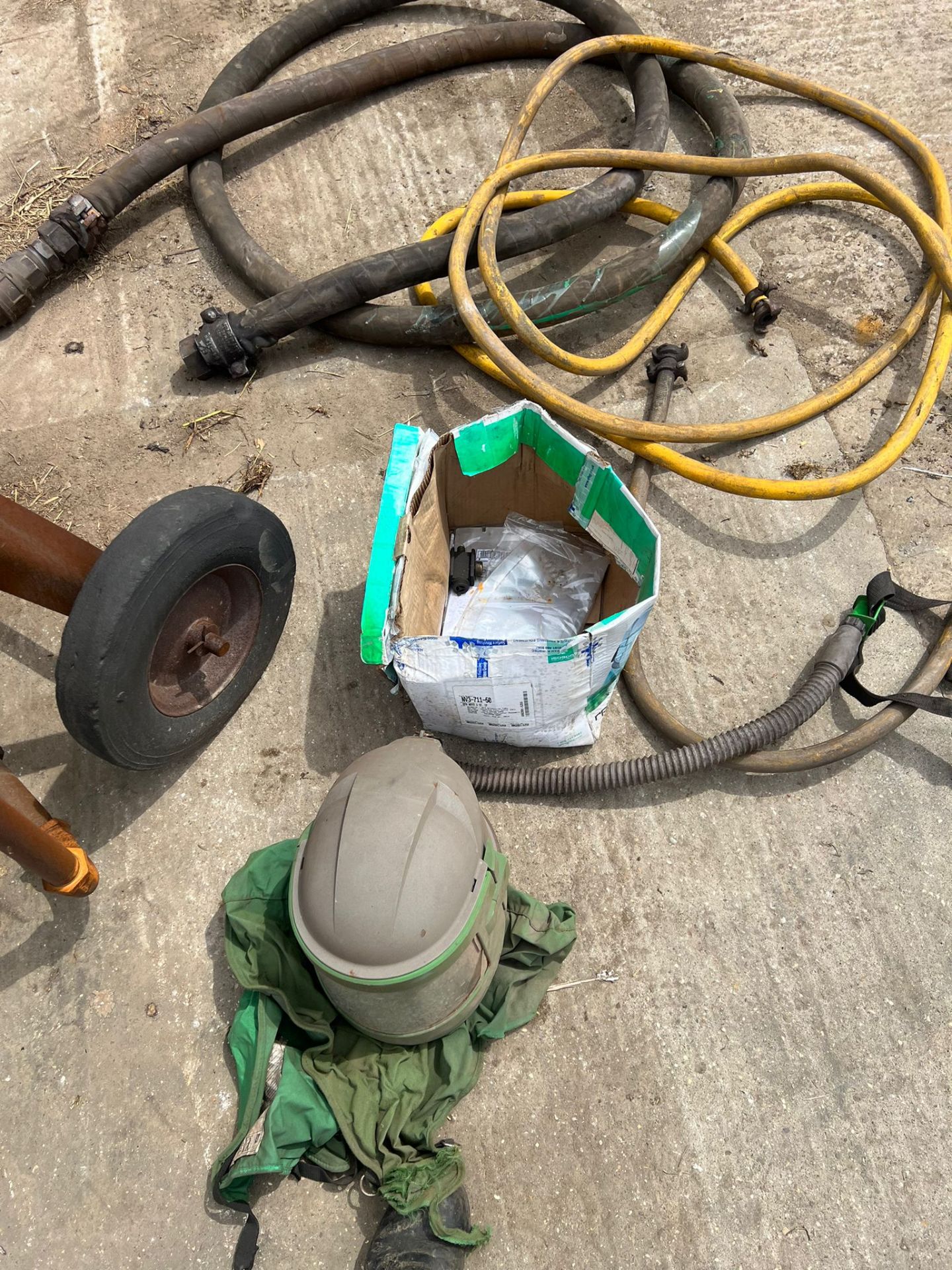 SHOT BLASTING POT WITH PIPES AND HELMET *PLUS VAT* - Image 5 of 5