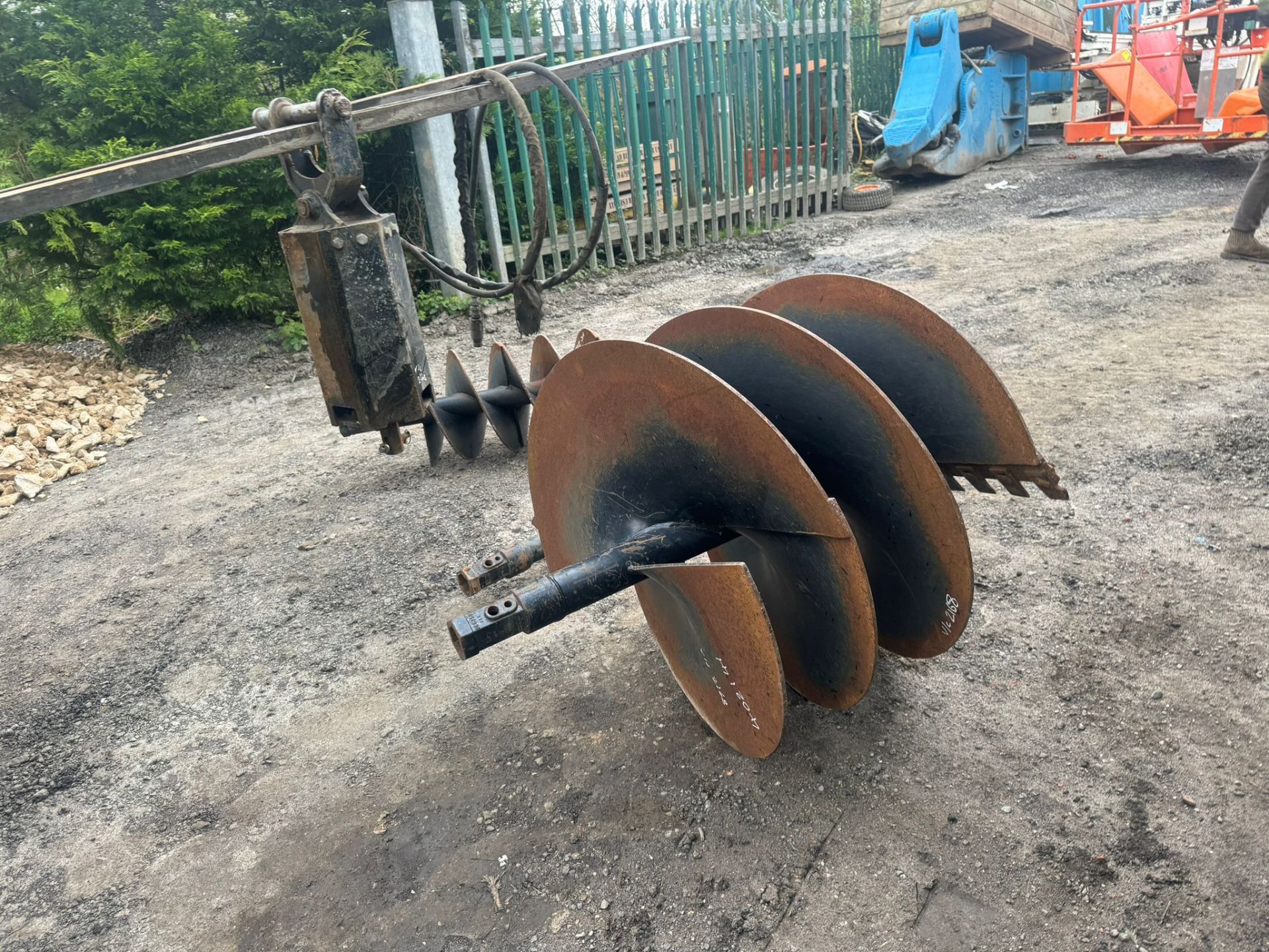 DIGGER EXCAVATOR AUGER WITH 3 AUGERS 45 MM PIN *PLUS VAT* - Image 8 of 11