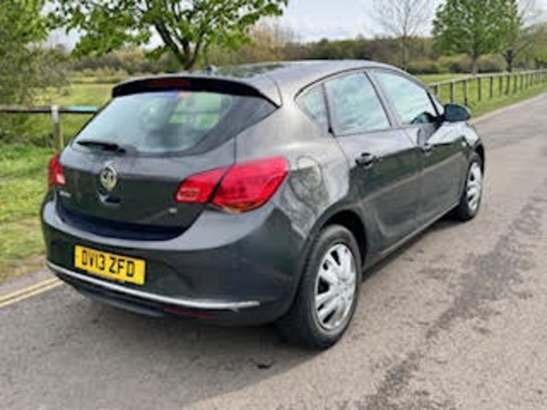 2013 VAUXHALL ASTRA EXCLUSIV GREY HATCHBACK *NO VAT* - Image 4 of 9