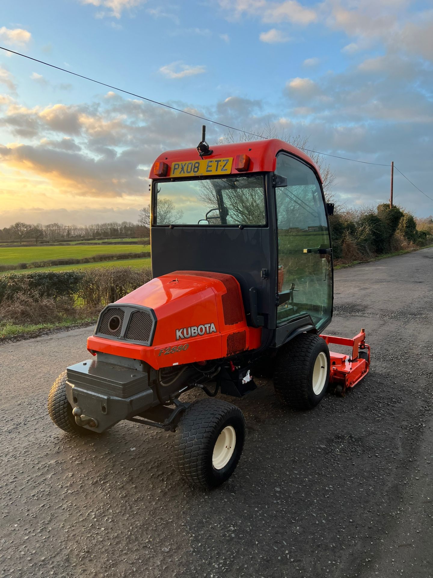 KUBOTA F2880 OUT FRONT RIDE ON LAWN MOWER WITH CAB - Image 8 of 11