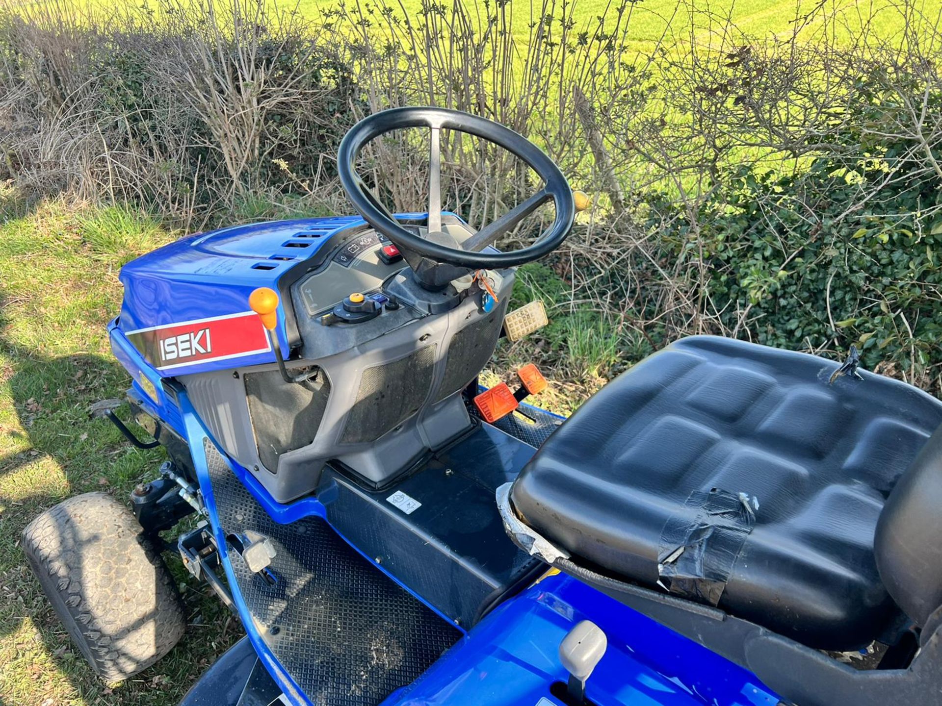 Iseki SXG22 Diesel High Tip Ride On Mower With Iseki SBC550 Collector, Runs Drives Cuts And Collects - Image 13 of 16