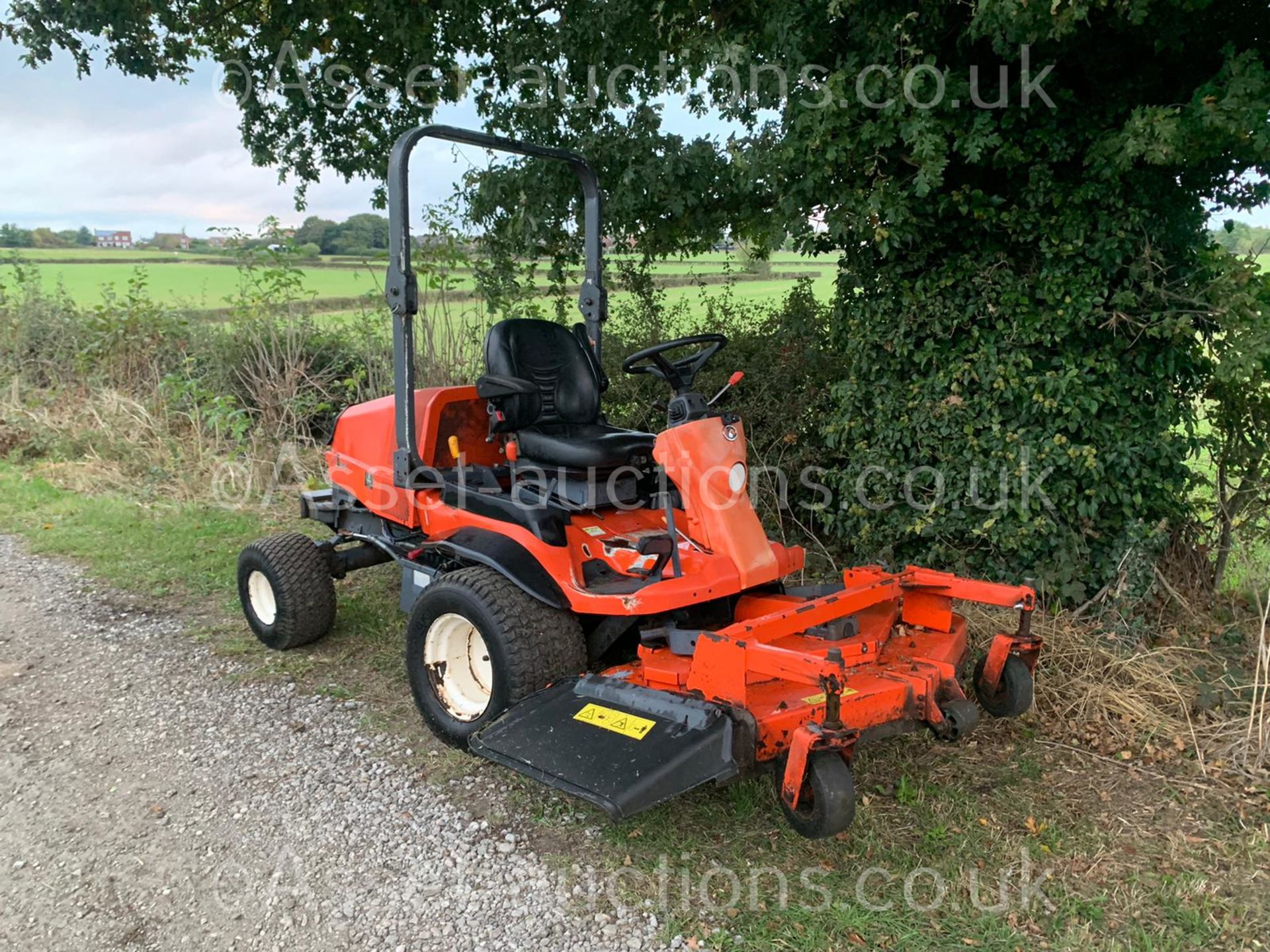 KUBOTA F2880 DIESEL RIDE ON MOWER, RUNS DRIVES AND CUTS, SHOWING A LOW 2640 HOURS *PLUS VAT* - Bild 2 aus 10