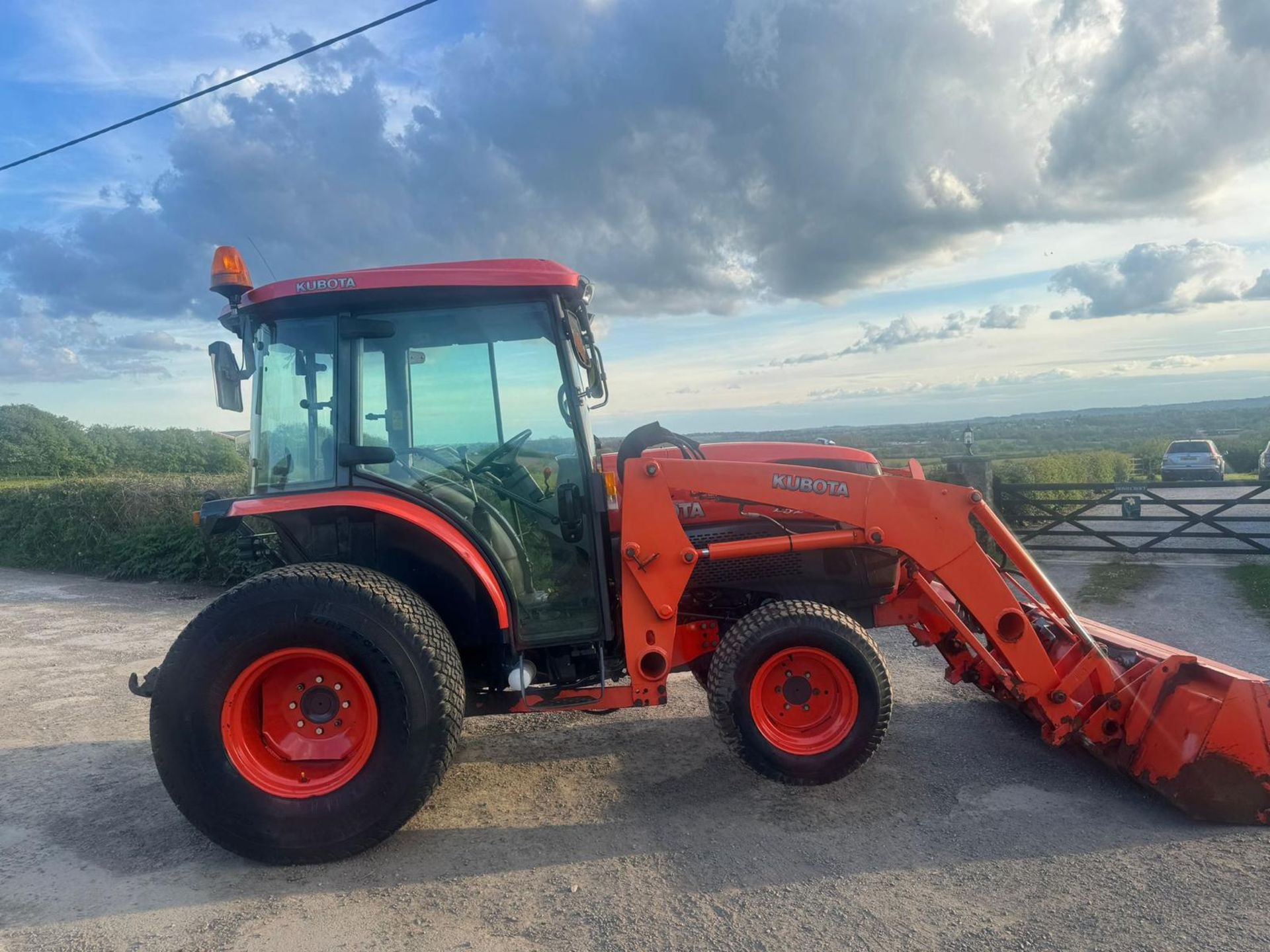 2012 KUBOTA L5240HST 54HP 4WD COMPACT TRACTOR WITH FRONT LOADER AND BUCKET *PLUS VAT* - Image 5 of 13