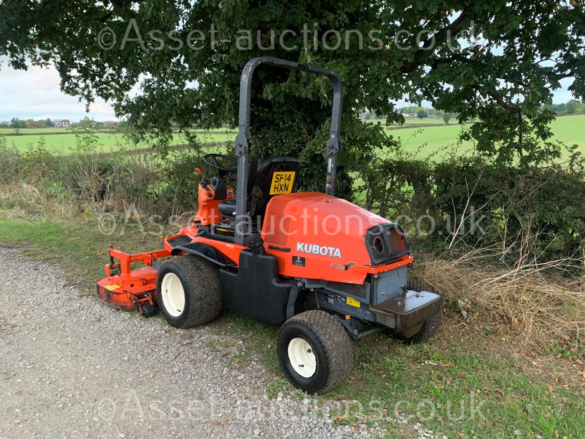 KUBOTA F2880 DIESEL RIDE ON MOWER, RUNS DRIVES AND CUTS, SHOWING A LOW 2640 HOURS *PLUS VAT* - Bild 5 aus 10