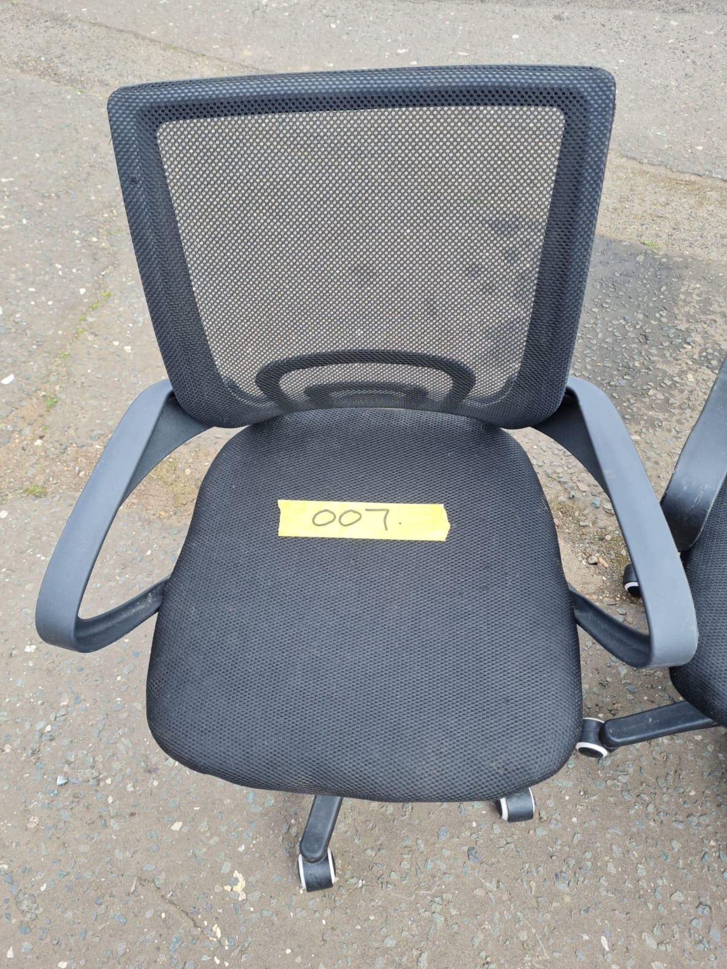 4x Modern Ergonomic Upholstered Office Typist Swivel Chairs in Good Condition - NO RESERVE *NO VAT* - Image 2 of 3