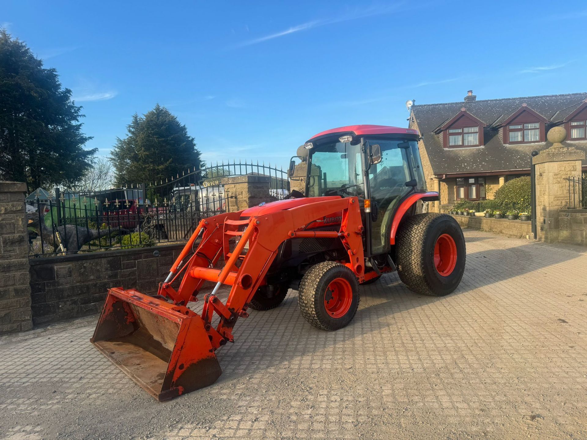 2012 KUBOTA L5240HST 54HP 4WD COMPACT TRACTOR WITH FRONT LOADER AND BUCKET *PLUS VAT*