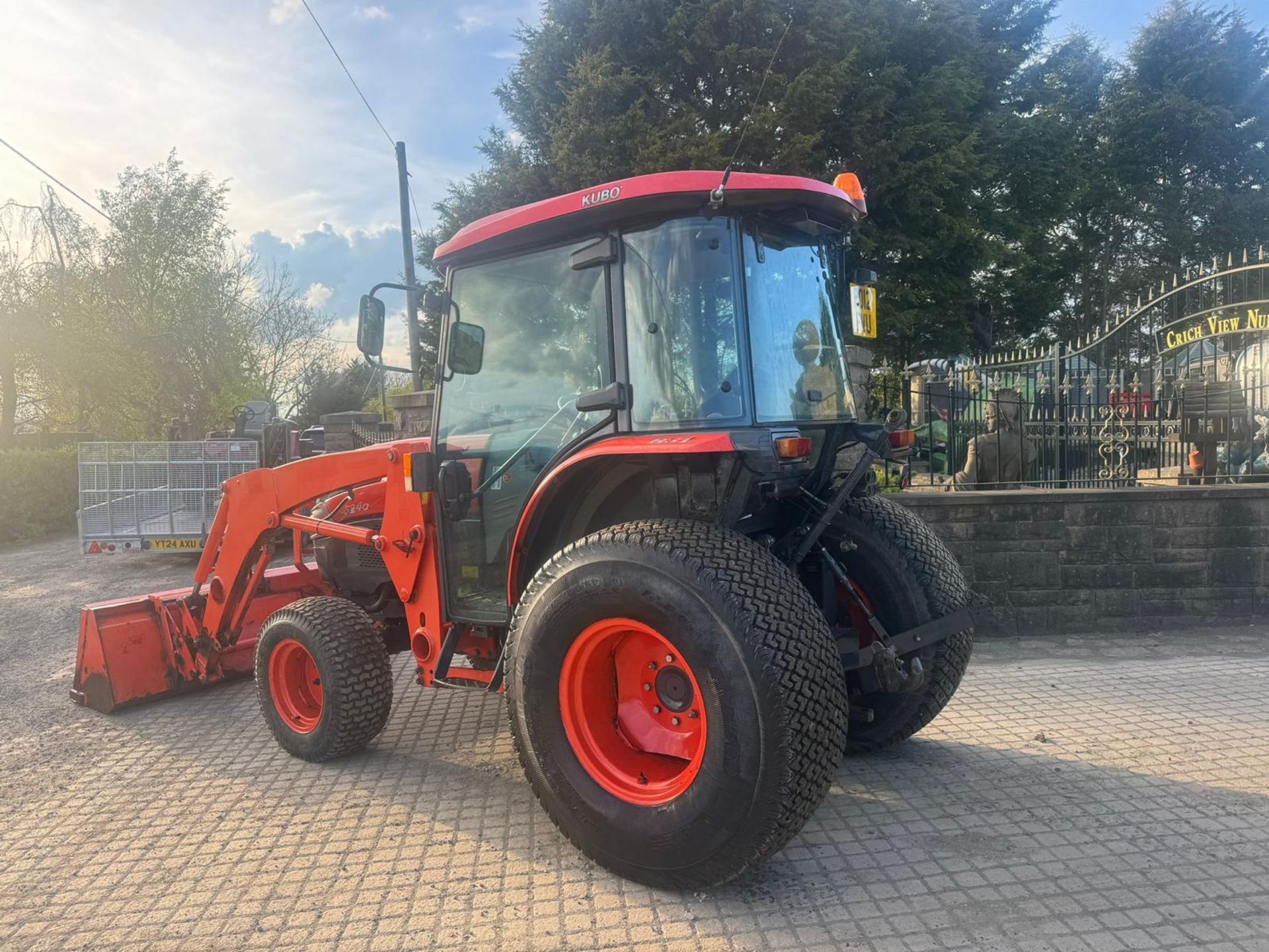 2012 KUBOTA L5240HST 54HP 4WD COMPACT TRACTOR WITH FRONT LOADER AND BUCKET *PLUS VAT* - Image 2 of 13
