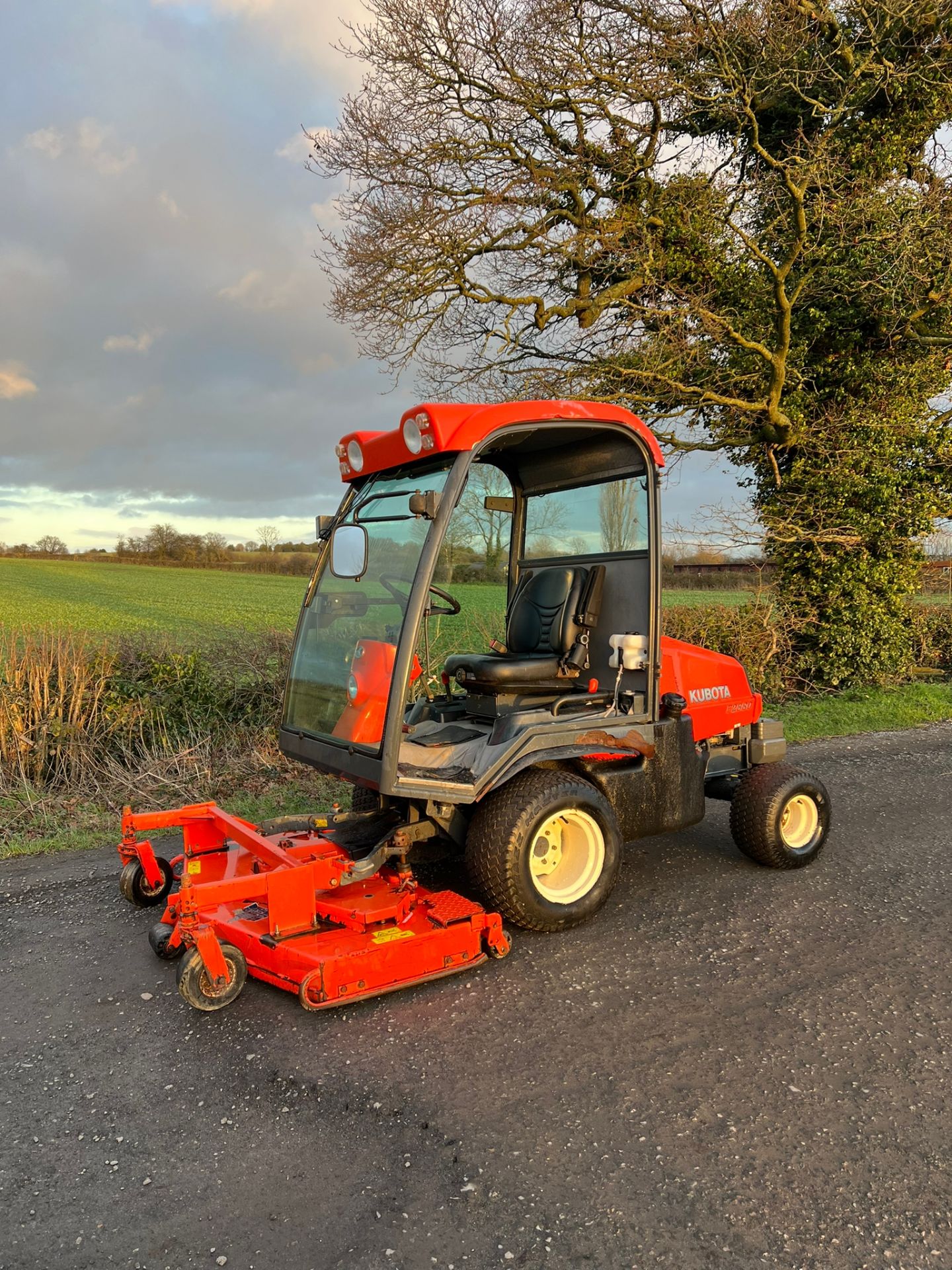 KUBOTA F2880 OUT FRONT RIDE ON LAWN MOWER WITH CAB - Image 5 of 11