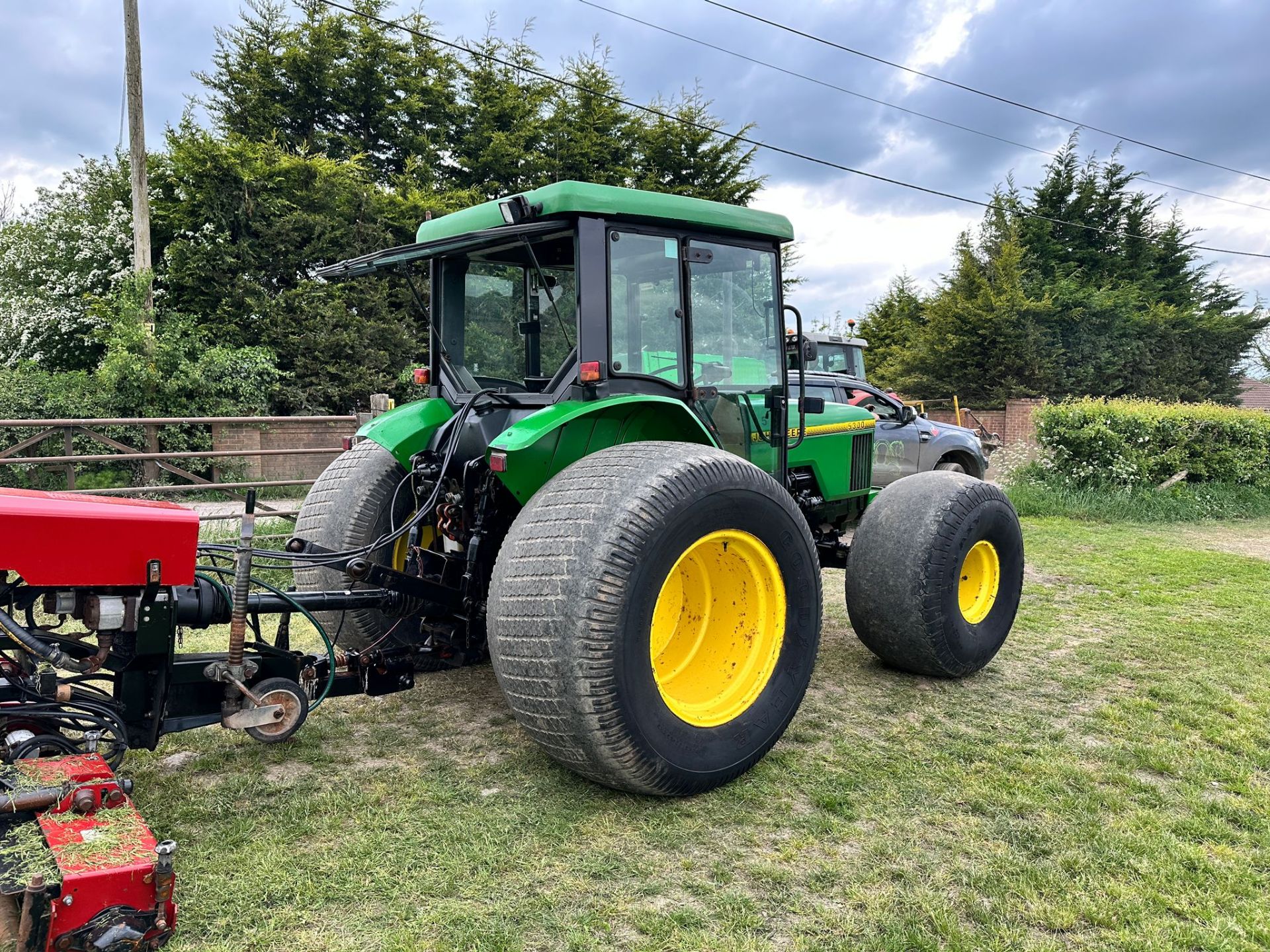 JOHN DEERE 5300 56HP 4WD TRACTOR WITH 2011 TORO TM5490 5 GANG TOWBEHIND CYLINDER MOWER *PLUS VAT* - Image 4 of 26