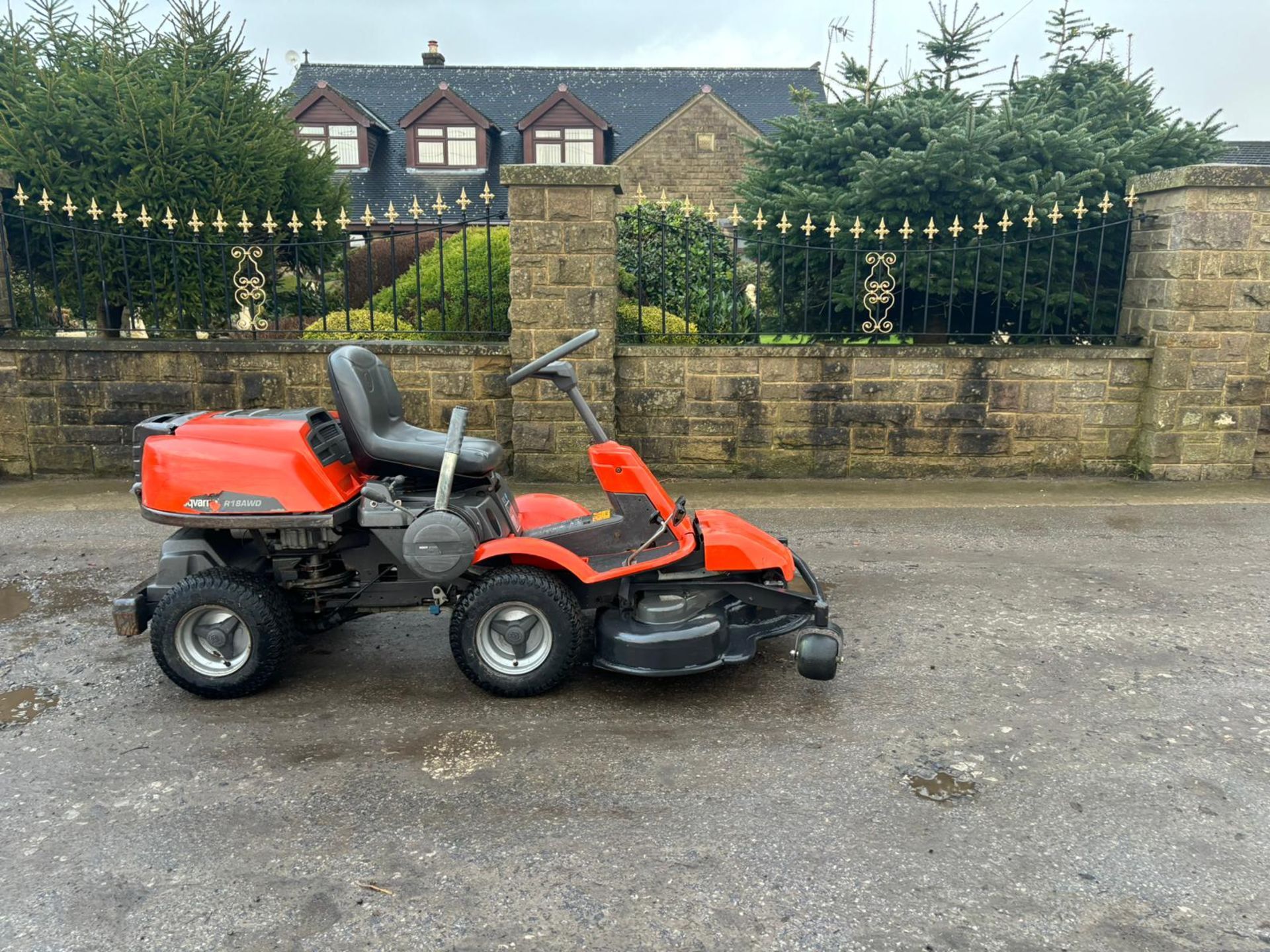 HUSQVARNA R18 AWD OUTFRONT RIDE ON LAWN MOWER *PLUS VAT* - Image 10 of 18