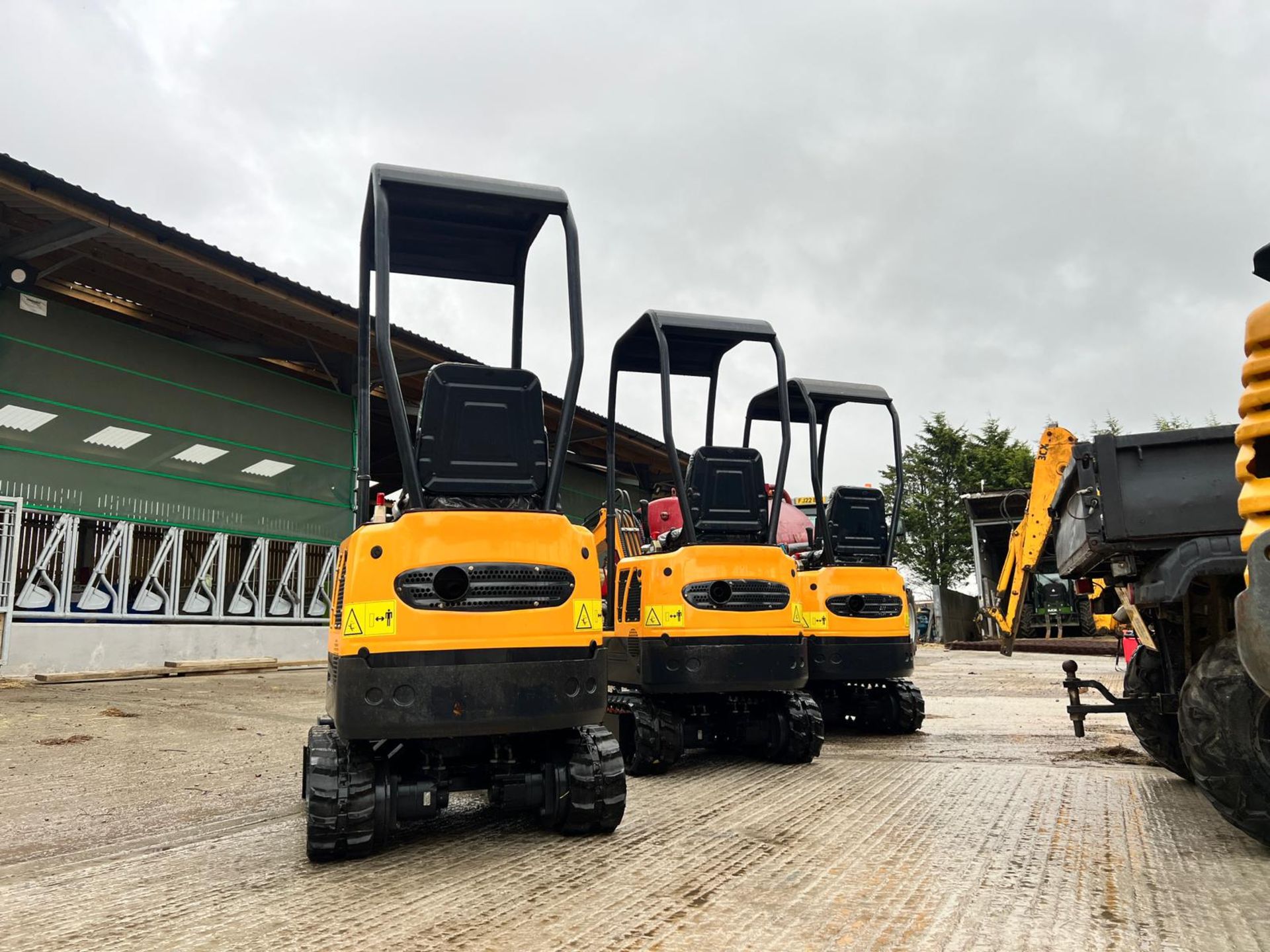 Unused LM10 1 Ton Mini Digger With Blade *PLUS VAT* - Image 7 of 12