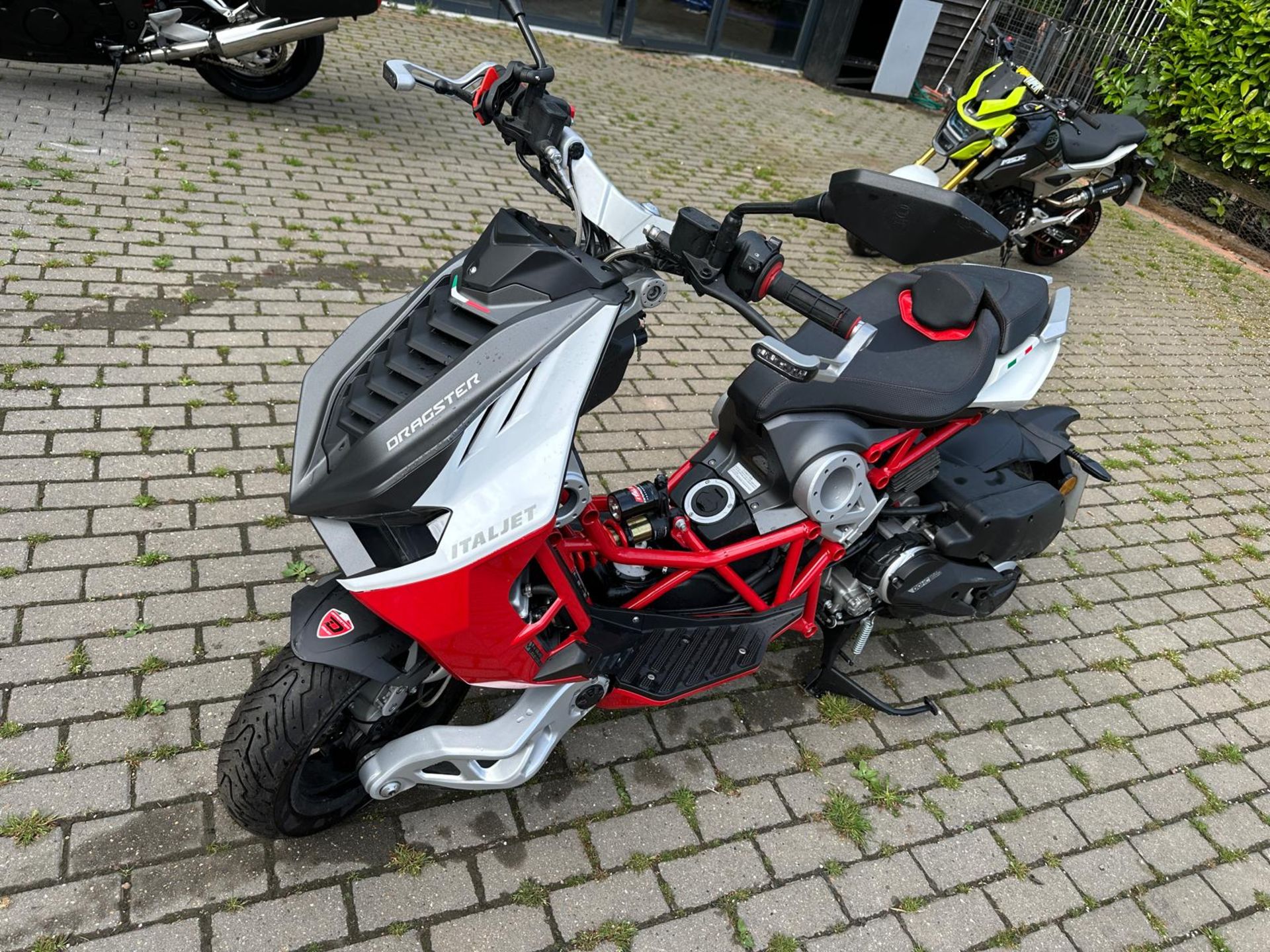 2022 JUST 17 MILES ! ITALJET DRAGSTER 200 E5 RED AND WHITE URBAN SUPER BIKE SCOOTER *NO VAT*