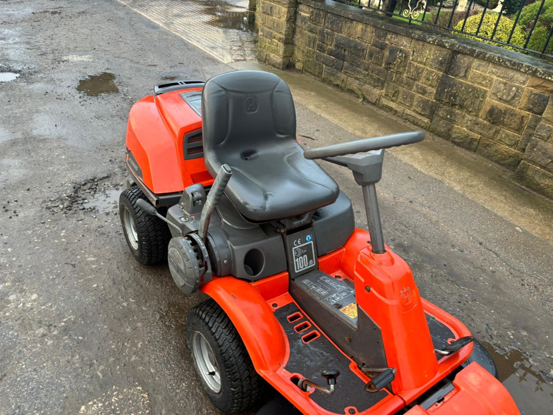 HUSQVARNA R18 AWD OUTFRONT RIDE ON LAWN MOWER *PLUS VAT* - Image 9 of 18