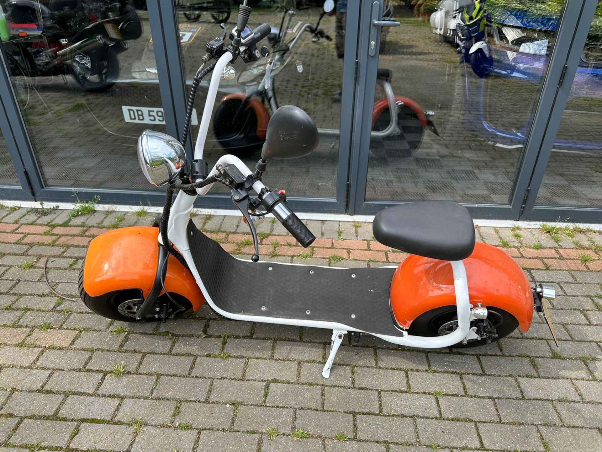 2019 TUBBY TYRE WHITE AND ORANGE ROAD REGISTERED ELECTRIC SCOOTER *NO VAT* - Image 3 of 6