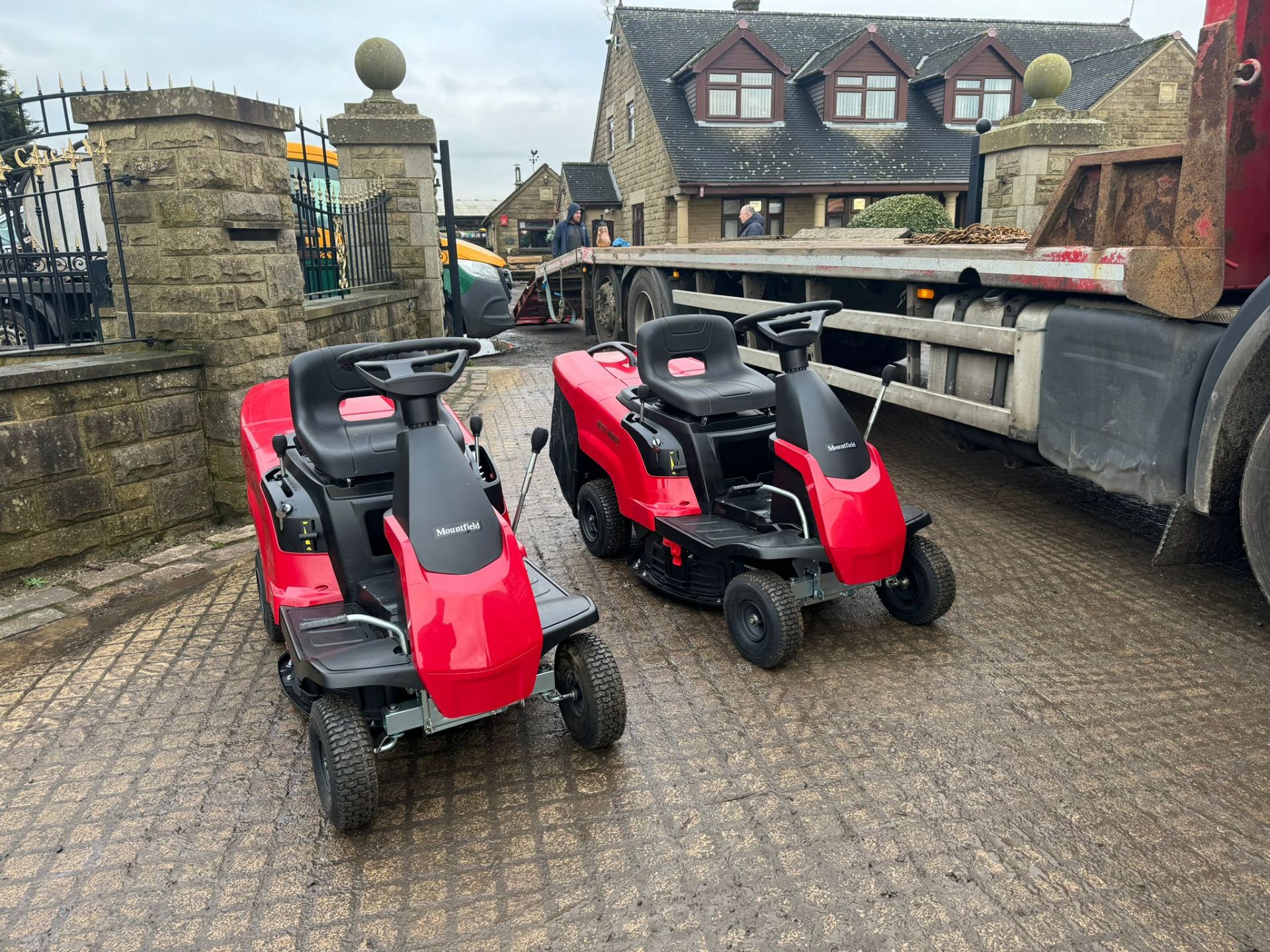 NEW/UNUSED MOUNTFIELD MTF 66 MQ RIDE ON MOWER WITH REAR COLLECTOR *PLUS VAT* - Image 4 of 11