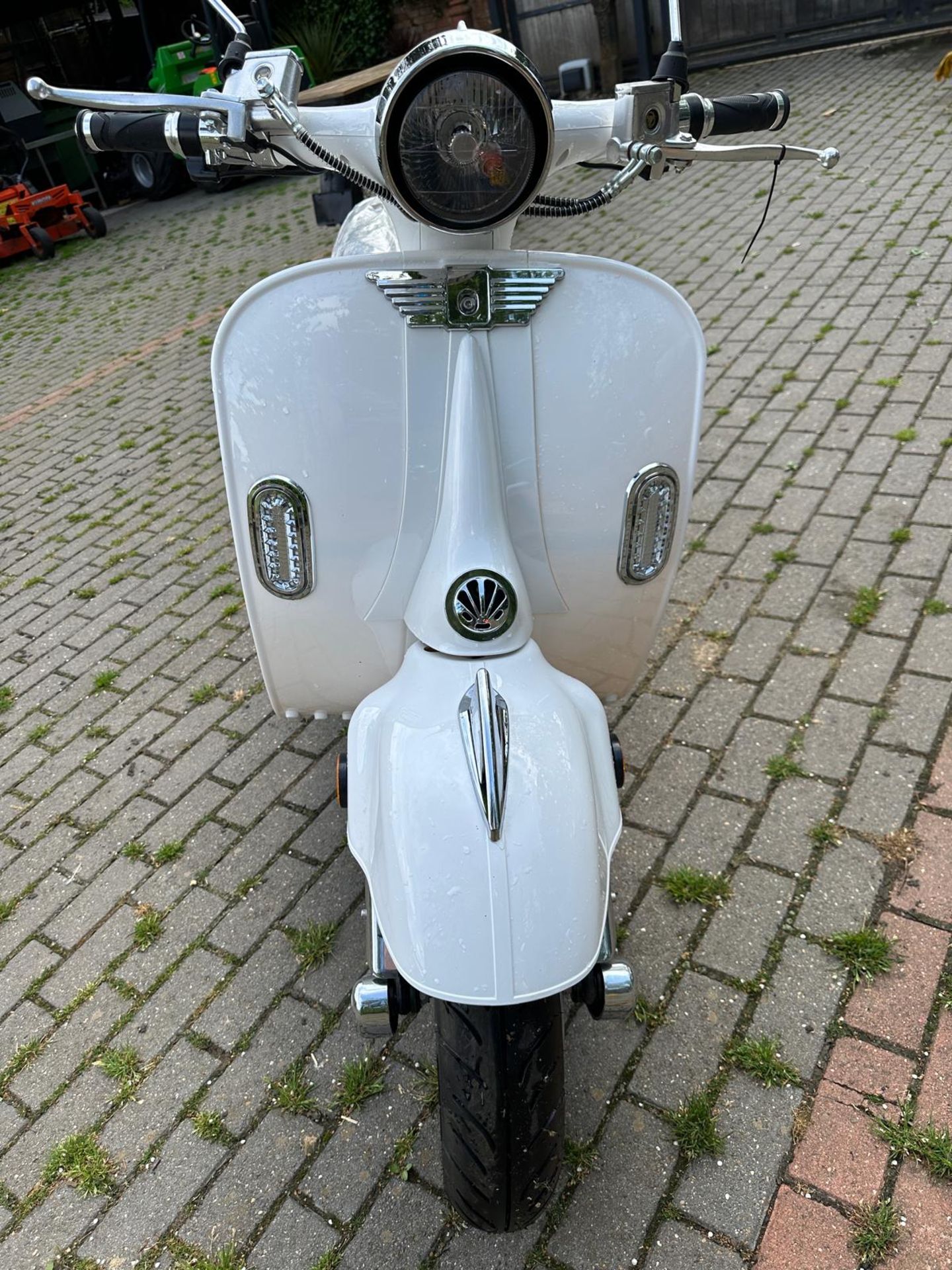 ELECTRARIDE WHITE ELECTRIC SCOOTER *PLUS VAT* - Image 3 of 9