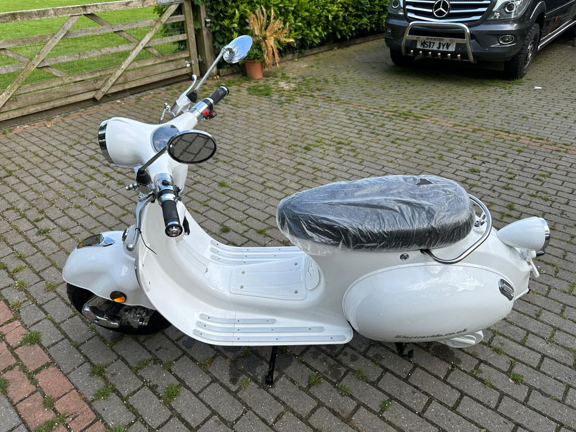 ELECTRARIDE WHITE ELECTRIC SCOOTER *PLUS VAT* - Image 5 of 9