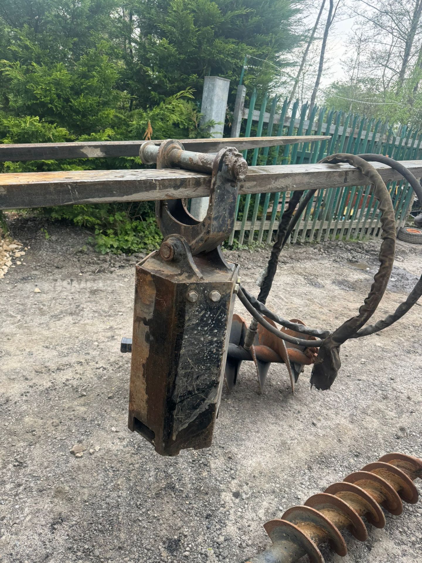 DIGGER EXCAVATOR AUGER WITH 3 AUGERS 45 MM PIN *PLUS VAT* - Image 10 of 11